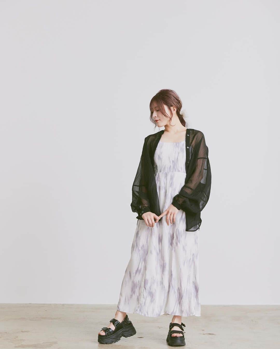 こなんさんのインスタグラム写真 - (こなんInstagram)「. . マーブルスリットキャミワンピース👗 FREE/GRY・BEG  明日20時から発売開始✔️」7月16日 20時01分 - konan_610