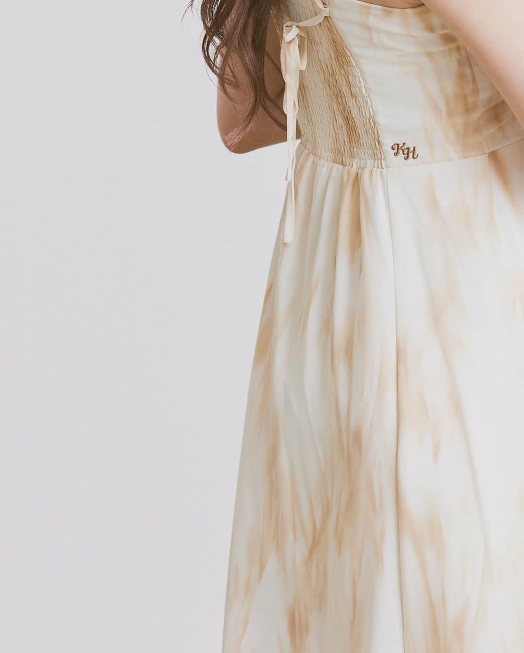こなんさんのインスタグラム写真 - (こなんInstagram)「. . マーブルスリットキャミワンピース👗 FREE/GRY・BEG  明日20時から発売開始✔️」7月16日 20時01分 - konan_610
