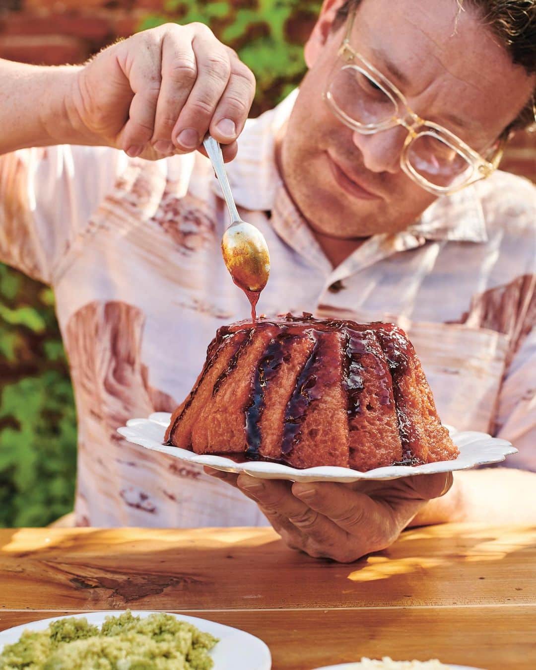 ジェイミー・オリヴァーのインスタグラム：「I grew up making and loving summer pudding and I still love it now! If I had a tiny criticism it would be that blackberries, blackcurrants and raspberries can feel a bit seedy, so I love this recipe which is dedicated to the wonderful combo of strawberries and cream! And obviously I've also whacked in some of everyones favourite summer drink, Pimm’s. The use of cucumber is a game changer please embrace it, you won’t regret it!!!! Find the recipe on page 94 of Together or hit the link in my bio xx  #Wimbledon #summervibes」