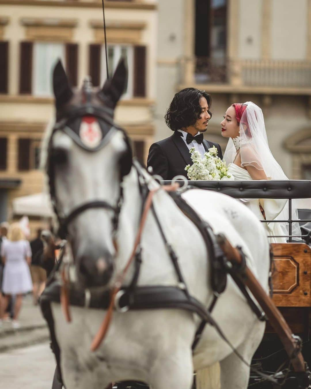 KENNY（吉原健司）さんのインスタグラム写真 - (KENNY（吉原健司）Instagram)「Wedding Photos in Firenze,Italia🇮🇹 @watabewedding でフィレンツェにて挙式してきました。  初イタリアはまず想像以上の建物の壮大さにやられ、ただ歩いてるだけで無数に出会う魅力的な街並、そしてイタリアの人々が醸しだす特有のムードに撮影中も気分を最高に盛上げしてくれました。 本当にフィレンツェでの挙式、ウェディングフォトはおすすめだよ👍🏾 それだけでも十分良すぎる思い出でしたが、 @watabewedding スタッフみなさんの親切丁寧な対応で終始不安もなく色んなシーン、色んな衣装で撮影を無事に終えられたのも、やはり良き思い出の重要なワンピースだと思います。 本当にありがとうございました。  たくさんいい写真があがってきて1投稿じゃ収まらないから後日、アップしていきます✌️ こうして夫婦でまた一つ思い出を刻めたのも嬉しく思います。  @amixxamiaya いつもありがとう。  produce by  @espousal_wedding_event @watabewedding Photo by @laviefactory  #ワタベウェディング  #watabewedding #ESPOUSAL #エスポーザル #laviefactory #ラヴィファクトリー」7月16日 20時02分 - kenny_yoshihara