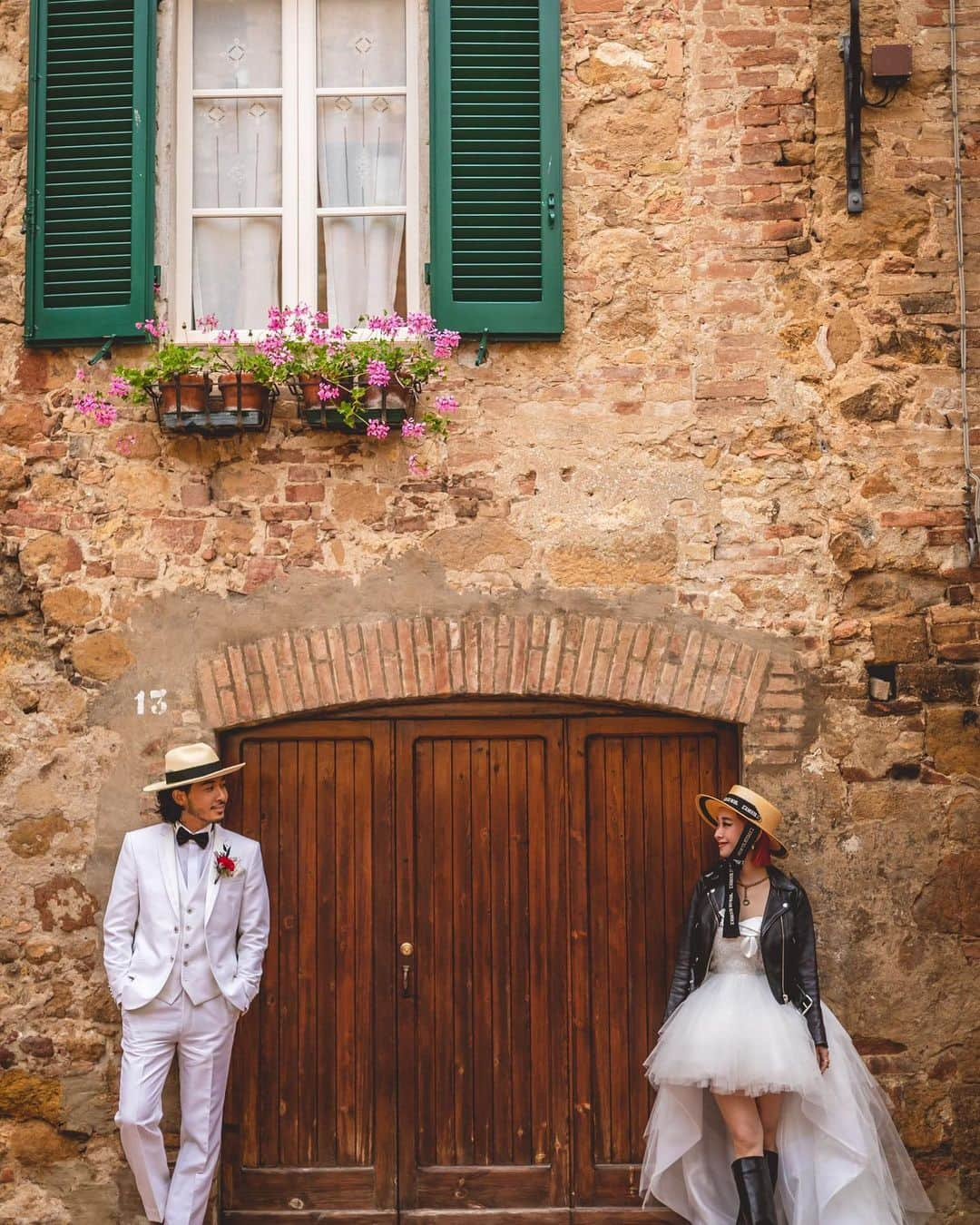 KENNY（吉原健司）さんのインスタグラム写真 - (KENNY（吉原健司）Instagram)「Wedding Photos in Firenze,Italia🇮🇹 @watabewedding でフィレンツェにて挙式してきました。  初イタリアはまず想像以上の建物の壮大さにやられ、ただ歩いてるだけで無数に出会う魅力的な街並、そしてイタリアの人々が醸しだす特有のムードに撮影中も気分を最高に盛上げしてくれました。 本当にフィレンツェでの挙式、ウェディングフォトはおすすめだよ👍🏾 それだけでも十分良すぎる思い出でしたが、 @watabewedding スタッフみなさんの親切丁寧な対応で終始不安もなく色んなシーン、色んな衣装で撮影を無事に終えられたのも、やはり良き思い出の重要なワンピースだと思います。 本当にありがとうございました。  たくさんいい写真があがってきて1投稿じゃ収まらないから後日、アップしていきます✌️ こうして夫婦でまた一つ思い出を刻めたのも嬉しく思います。  @amixxamiaya いつもありがとう。  produce by  @espousal_wedding_event @watabewedding Photo by @laviefactory  #ワタベウェディング  #watabewedding #ESPOUSAL #エスポーザル #laviefactory #ラヴィファクトリー」7月16日 20時02分 - kenny_yoshihara