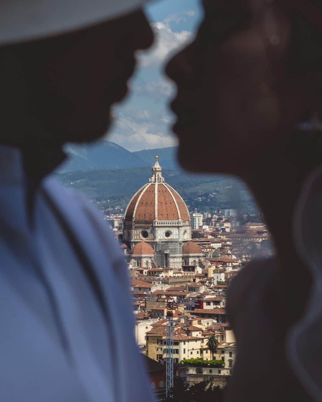 KENNY（吉原健司）さんのインスタグラム写真 - (KENNY（吉原健司）Instagram)「Wedding Photos in Firenze,Italia🇮🇹 @watabewedding でフィレンツェにて挙式してきました。  初イタリアはまず想像以上の建物の壮大さにやられ、ただ歩いてるだけで無数に出会う魅力的な街並、そしてイタリアの人々が醸しだす特有のムードに撮影中も気分を最高に盛上げしてくれました。 本当にフィレンツェでの挙式、ウェディングフォトはおすすめだよ👍🏾 それだけでも十分良すぎる思い出でしたが、 @watabewedding スタッフみなさんの親切丁寧な対応で終始不安もなく色んなシーン、色んな衣装で撮影を無事に終えられたのも、やはり良き思い出の重要なワンピースだと思います。 本当にありがとうございました。  たくさんいい写真があがってきて1投稿じゃ収まらないから後日、アップしていきます✌️ こうして夫婦でまた一つ思い出を刻めたのも嬉しく思います。  @amixxamiaya いつもありがとう。  produce by  @espousal_wedding_event @watabewedding Photo by @laviefactory  #ワタベウェディング  #watabewedding #ESPOUSAL #エスポーザル #laviefactory #ラヴィファクトリー」7月16日 20時02分 - kenny_yoshihara