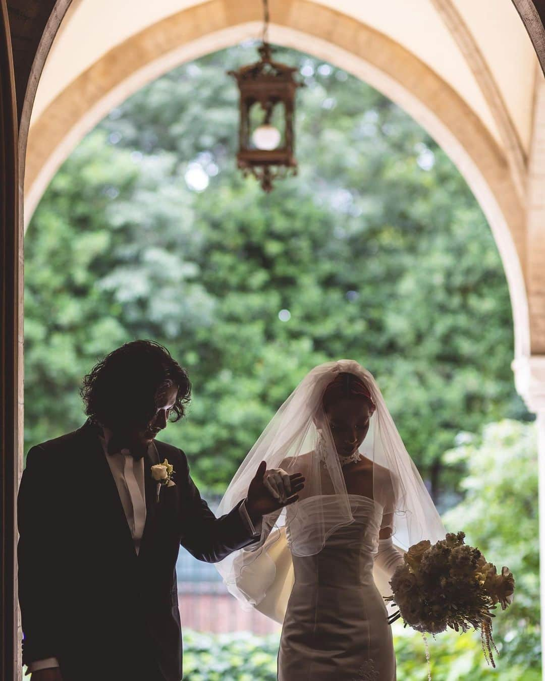 KENNY（吉原健司）さんのインスタグラム写真 - (KENNY（吉原健司）Instagram)「Wedding Photos in Firenze,Italia🇮🇹 @watabewedding でフィレンツェにて挙式してきました。  初イタリアはまず想像以上の建物の壮大さにやられ、ただ歩いてるだけで無数に出会う魅力的な街並、そしてイタリアの人々が醸しだす特有のムードに撮影中も気分を最高に盛上げしてくれました。 本当にフィレンツェでの挙式、ウェディングフォトはおすすめだよ👍🏾 それだけでも十分良すぎる思い出でしたが、 @watabewedding スタッフみなさんの親切丁寧な対応で終始不安もなく色んなシーン、色んな衣装で撮影を無事に終えられたのも、やはり良き思い出の重要なワンピースだと思います。 本当にありがとうございました。  たくさんいい写真があがってきて1投稿じゃ収まらないから後日、アップしていきます✌️ こうして夫婦でまた一つ思い出を刻めたのも嬉しく思います。  @amixxamiaya いつもありがとう。  produce by  @espousal_wedding_event @watabewedding Photo by @laviefactory  #ワタベウェディング  #watabewedding #ESPOUSAL #エスポーザル #laviefactory #ラヴィファクトリー」7月16日 20時02分 - kenny_yoshihara