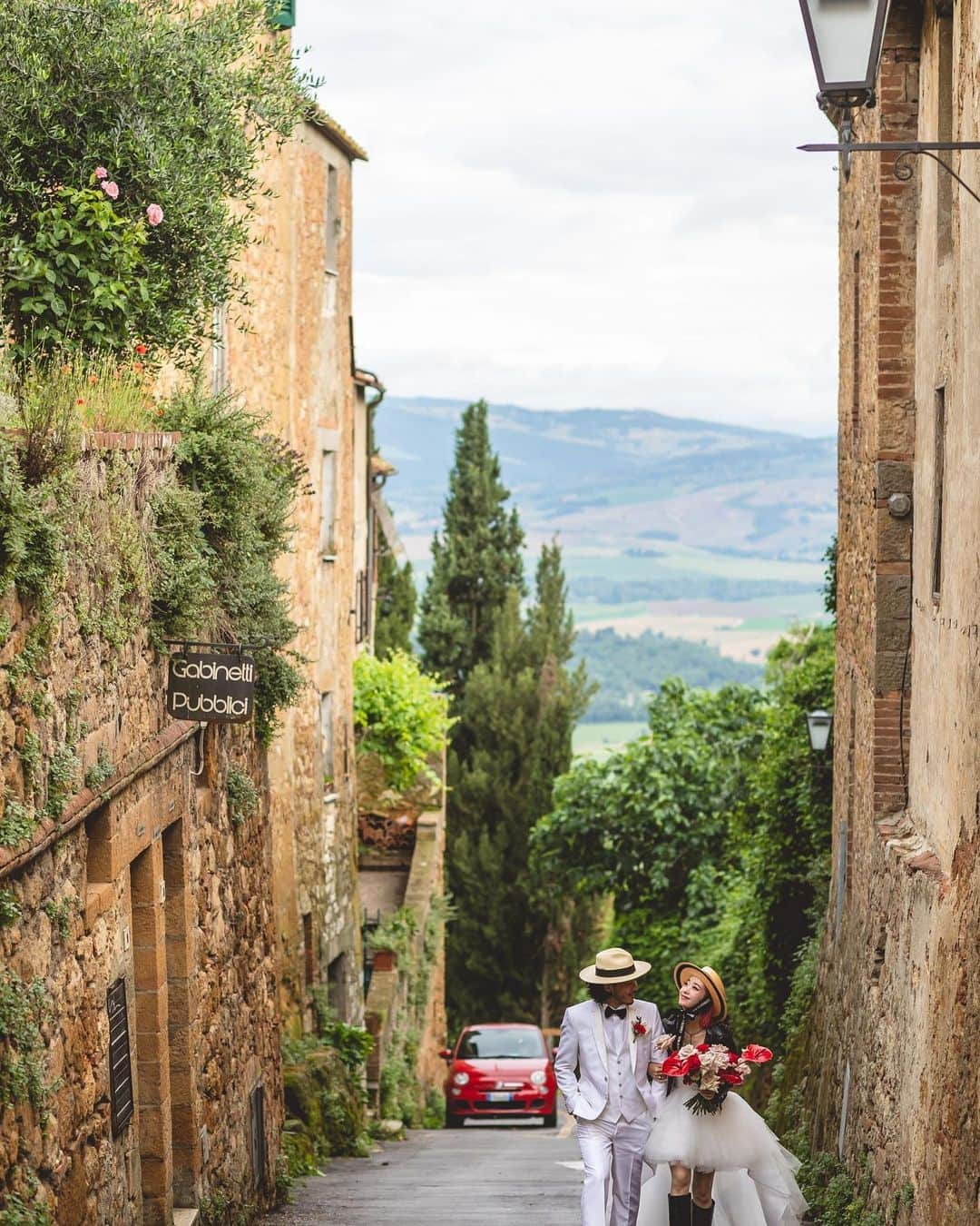 KENNY（吉原健司）さんのインスタグラム写真 - (KENNY（吉原健司）Instagram)「Wedding Photos in Firenze,Italia🇮🇹 @watabewedding でフィレンツェにて挙式してきました。  初イタリアはまず想像以上の建物の壮大さにやられ、ただ歩いてるだけで無数に出会う魅力的な街並、そしてイタリアの人々が醸しだす特有のムードに撮影中も気分を最高に盛上げしてくれました。 本当にフィレンツェでの挙式、ウェディングフォトはおすすめだよ👍🏾 それだけでも十分良すぎる思い出でしたが、 @watabewedding スタッフみなさんの親切丁寧な対応で終始不安もなく色んなシーン、色んな衣装で撮影を無事に終えられたのも、やはり良き思い出の重要なワンピースだと思います。 本当にありがとうございました。  たくさんいい写真があがってきて1投稿じゃ収まらないから後日、アップしていきます✌️ こうして夫婦でまた一つ思い出を刻めたのも嬉しく思います。  @amixxamiaya いつもありがとう。  produce by  @espousal_wedding_event @watabewedding Photo by @laviefactory  #ワタベウェディング  #watabewedding #ESPOUSAL #エスポーザル #laviefactory #ラヴィファクトリー」7月16日 20時02分 - kenny_yoshihara