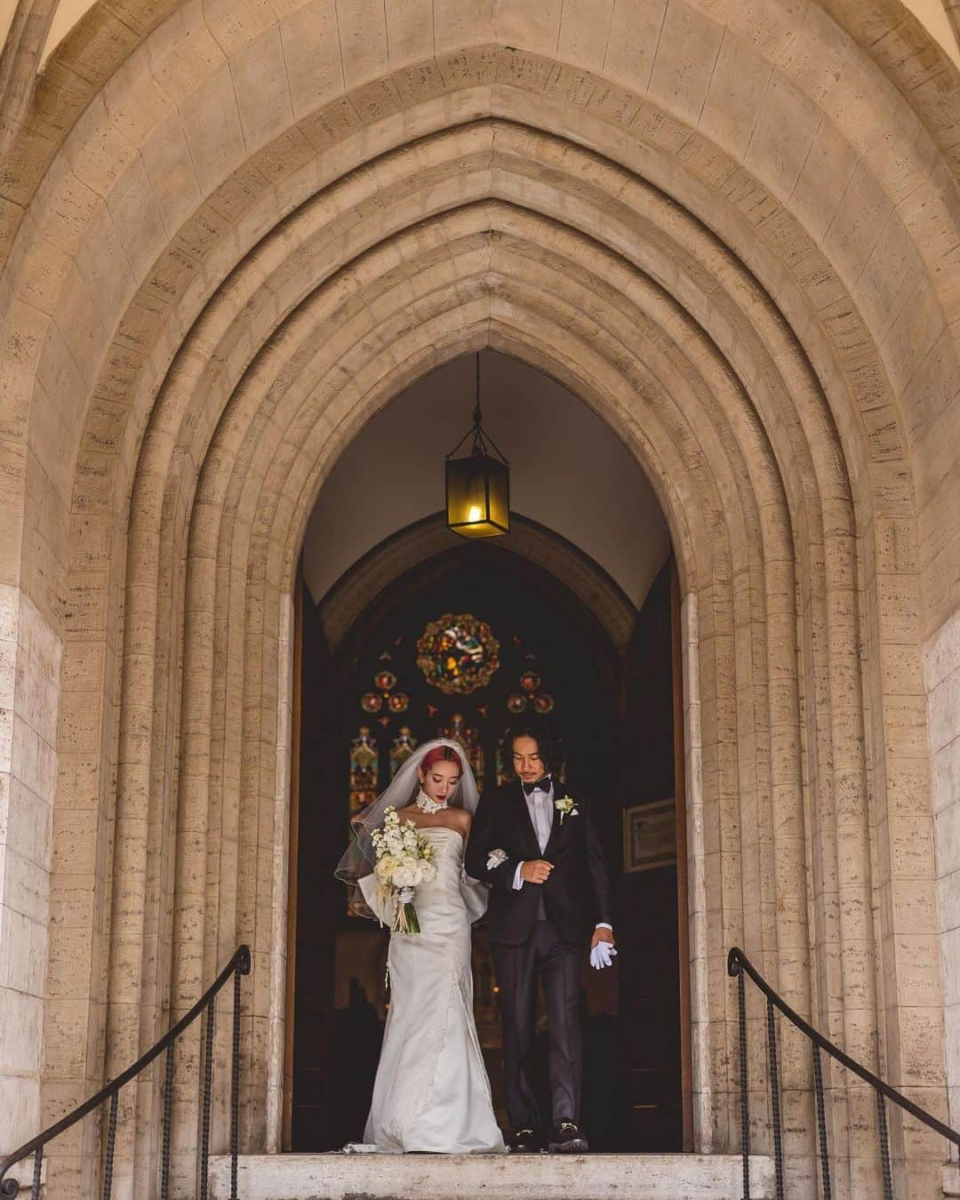 KENNY（吉原健司）さんのインスタグラム写真 - (KENNY（吉原健司）Instagram)「Wedding Photos in Firenze,Italia🇮🇹 @watabewedding でフィレンツェにて挙式してきました。  初イタリアはまず想像以上の建物の壮大さにやられ、ただ歩いてるだけで無数に出会う魅力的な街並、そしてイタリアの人々が醸しだす特有のムードに撮影中も気分を最高に盛上げしてくれました。 本当にフィレンツェでの挙式、ウェディングフォトはおすすめだよ👍🏾 それだけでも十分良すぎる思い出でしたが、 @watabewedding スタッフみなさんの親切丁寧な対応で終始不安もなく色んなシーン、色んな衣装で撮影を無事に終えられたのも、やはり良き思い出の重要なワンピースだと思います。 本当にありがとうございました。  たくさんいい写真があがってきて1投稿じゃ収まらないから後日、アップしていきます✌️ こうして夫婦でまた一つ思い出を刻めたのも嬉しく思います。  @amixxamiaya いつもありがとう。  produce by  @espousal_wedding_event @watabewedding Photo by @laviefactory  #ワタベウェディング  #watabewedding #ESPOUSAL #エスポーザル #laviefactory #ラヴィファクトリー」7月16日 20時02分 - kenny_yoshihara