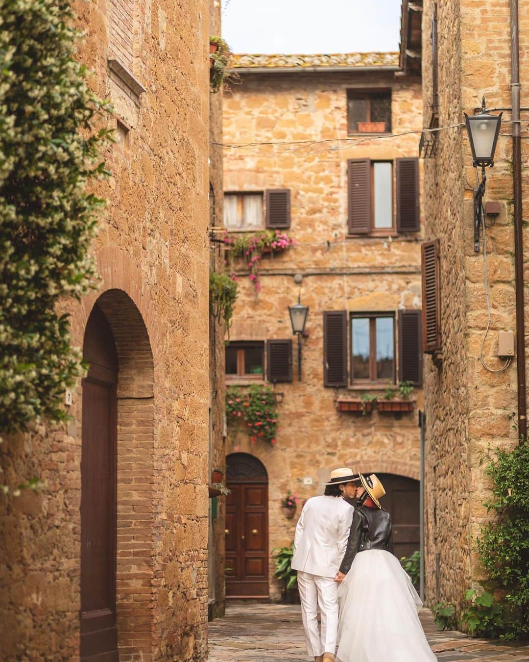 KENNY（吉原健司）さんのインスタグラム写真 - (KENNY（吉原健司）Instagram)「Wedding Photos in Firenze,Italia🇮🇹 @watabewedding でフィレンツェにて挙式してきました。  初イタリアはまず想像以上の建物の壮大さにやられ、ただ歩いてるだけで無数に出会う魅力的な街並、そしてイタリアの人々が醸しだす特有のムードに撮影中も気分を最高に盛上げしてくれました。 本当にフィレンツェでの挙式、ウェディングフォトはおすすめだよ👍🏾 それだけでも十分良すぎる思い出でしたが、 @watabewedding スタッフみなさんの親切丁寧な対応で終始不安もなく色んなシーン、色んな衣装で撮影を無事に終えられたのも、やはり良き思い出の重要なワンピースだと思います。 本当にありがとうございました。  たくさんいい写真があがってきて1投稿じゃ収まらないから後日、アップしていきます✌️ こうして夫婦でまた一つ思い出を刻めたのも嬉しく思います。  @amixxamiaya いつもありがとう。  produce by  @espousal_wedding_event @watabewedding Photo by @laviefactory  #ワタベウェディング  #watabewedding #ESPOUSAL #エスポーザル #laviefactory #ラヴィファクトリー」7月16日 20時02分 - kenny_yoshihara