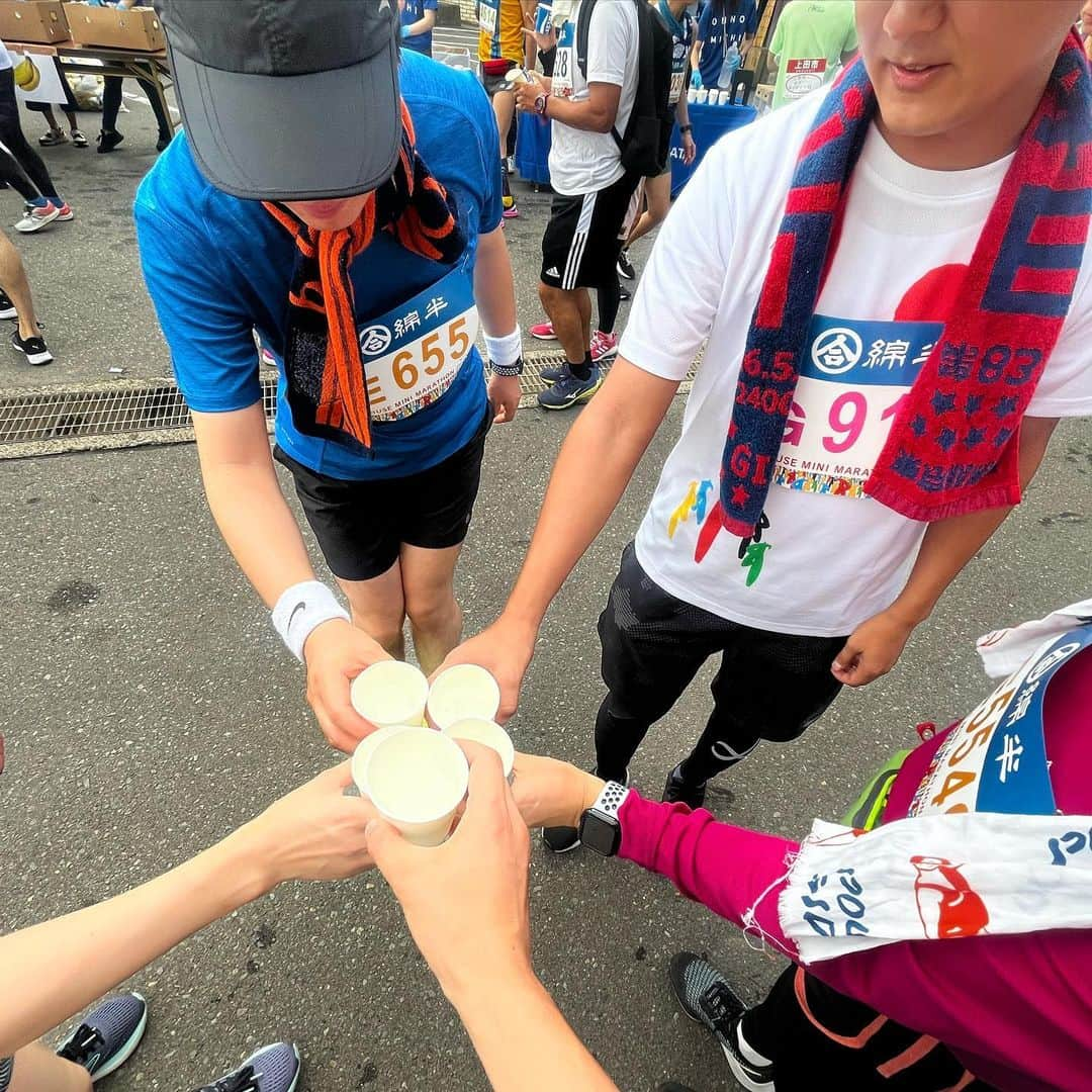 重盛赳男さんのインスタグラム写真 - (重盛赳男Instagram)「小布施見にマラソン🏃 5年ぶり2回目の出場でした！  タイムは1時間34分27秒。 今年もエイド満喫ラン！  充実のエイドも沿道の応援も、相変わらず最高の大会✌️ 皆さん暑い中お疲れ様でした🫠  #小布施見にマラソン #小布施見にマラソン2023 #ハーフマラソン #halfmarathon #重盛赳男 #ビールおいちい #アナウンサー」7月16日 19時54分 - shigemoritakeo