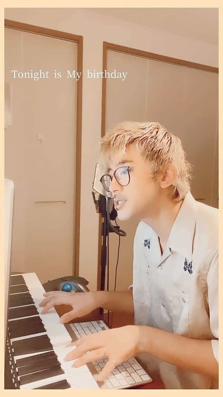 上村翔平のインスタグラム：「🎂Tonight is my birthday  上村翔平、生き続けております!!! アナタに支えてもらってます。 心からありがとう🙏  先程、誕生日サウナに行ったら 降ってきたメロディを載せます🎙 (フルで作りたい)  さて、振り返れば33歳、怒涛の年でした。  とっても嬉しい出逢いがあり かなり楽しい巡り合いがあり めちゃめちゃ哀しい別れもあり  THREE1989として最大のチャンスタイムが訪れ ずっとやりたかったパーソナルミュージックも初めました。  人間、生きてさえいれば、続けてさえいれば結果なんて後で着いてくるって実感してます。  毎年思うけど。。。 今年はなんかイケそうな気がするなり。笑  【歌詞】  Tonight is my birthday Singing to myself 世界が微笑みかけてくれた日 螺旋状に廻る時代の中で生まれた喜び この命が咲く限り 唄い続ける My Love's melody  #birthday #song #sing #piano #Live #firsttake #歌ってみた #THREE1989」