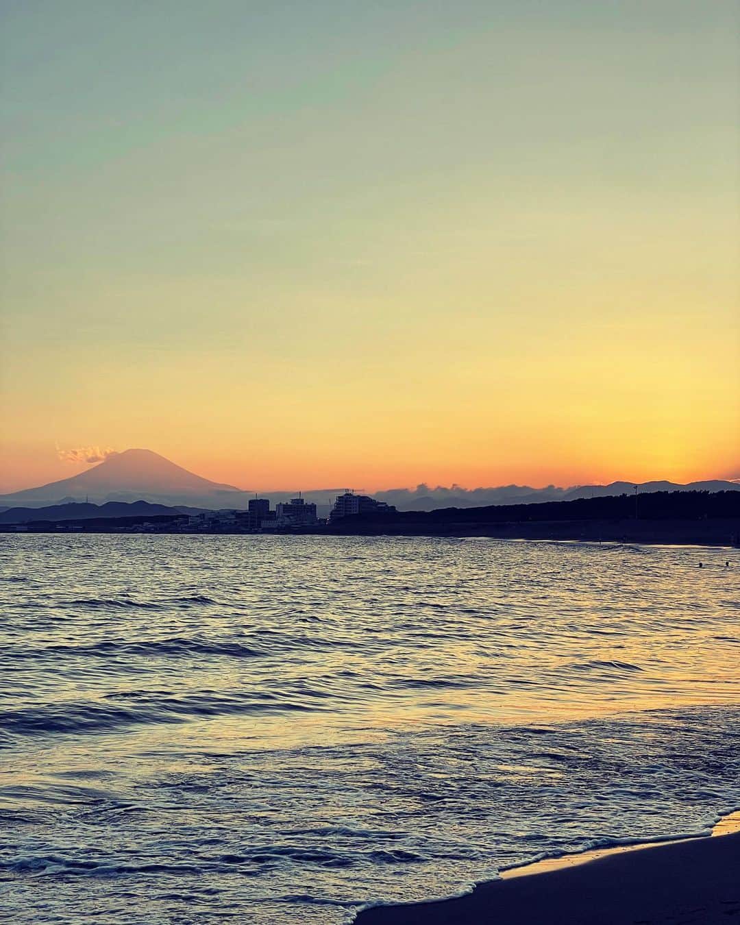 前川泰之のインスタグラム：「今日も綺麗でやんした。  皆さま、残り1日安全に良い休日を😌  #富士山　#海近　#湘南　#夕景」