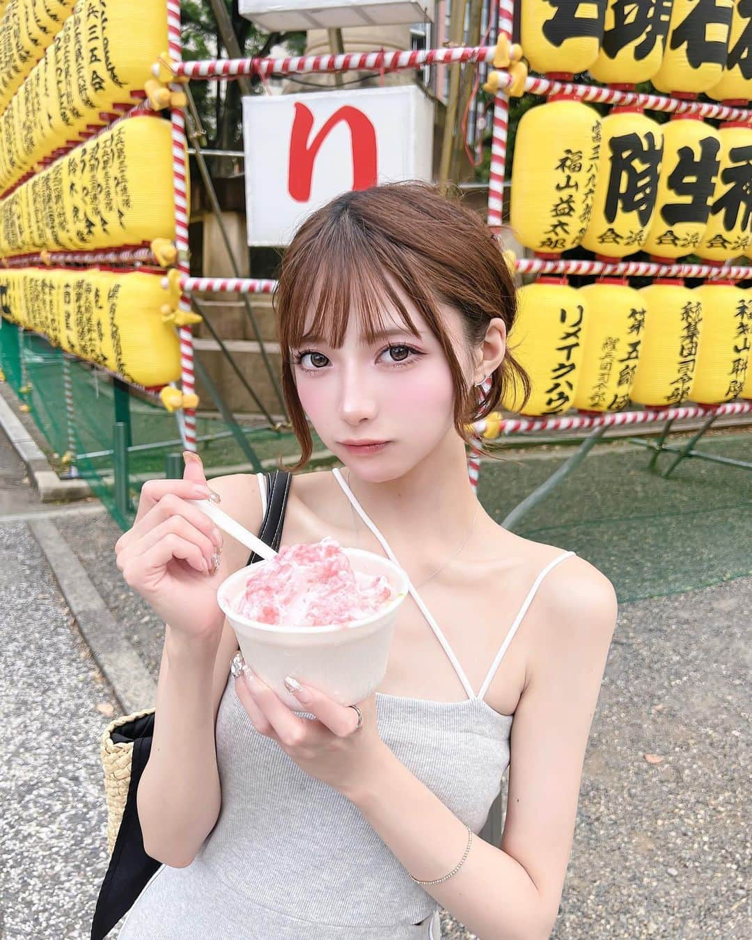 あやちゃんのインスタグラム：「みたままつり🏮🍧✨ 久しぶりだったなー！☻ 今年お祭りたくさん行きたい🦋  @spiralgirl_official のワンピースだよ♡ カップ付きで楽々😊  #みたままつり #御霊祭り  #靖国神社 #みたま祭り #お祭り  #かき氷 #夏コーデ #ワンピースコーデ  #アップスタイル #大人カジュアル #カジュアルコーデ #九段下グルメ」