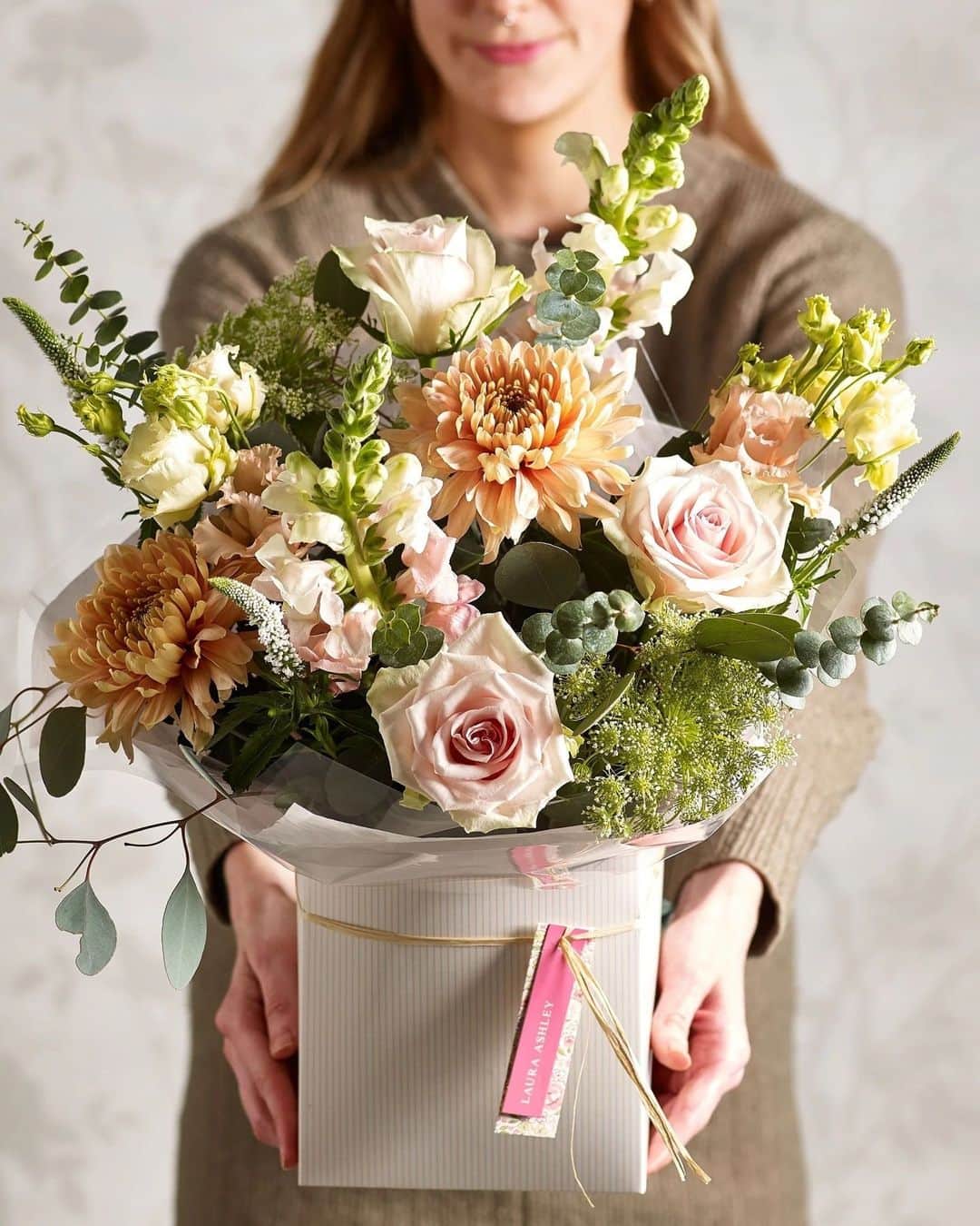 ローラアシュレイさんのインスタグラム写真 - (ローラアシュレイInstagram)「Fresh blooms for you. 🌸⁣ ⁣ Surprise someone special with a beautiful bouquet of flowers in a gift bag.⁣ ⁣ Now available on lauraashley.com and @nextofficial」7月16日 20時00分 - lauraashleyuk