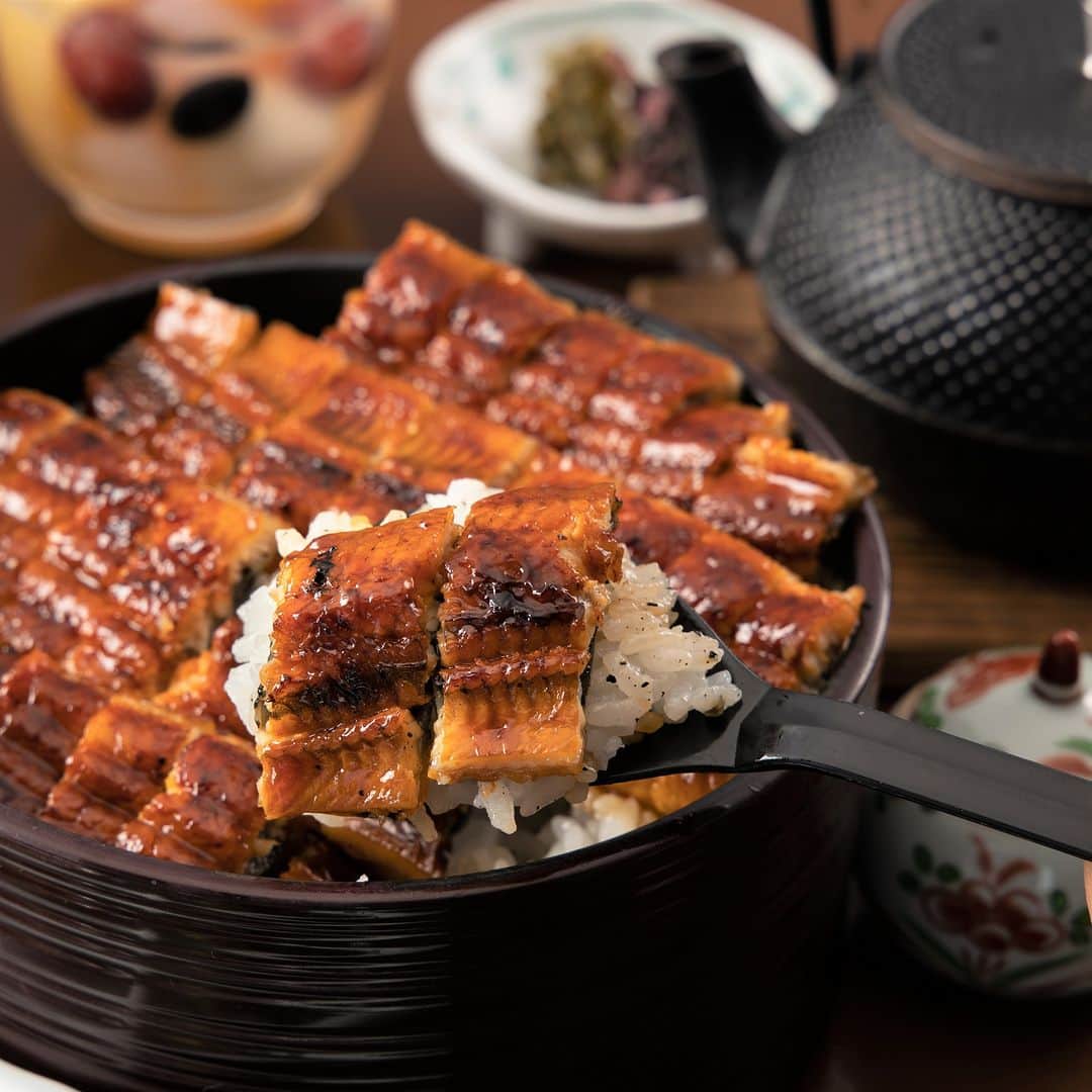 ANA CROWNE PLAZA TOYAMAのインスタグラム：「. 日本料理 雲海 夏のスタミナメニュー  暑い夏には、「鰻ひつまぶし御膳」でパワーチャージを！ 雲海特製だれで焼き上げて味わい豊かにご提供しております。  期　間／2023.8.31（木）まで　 ※火・水曜日は定休日となります  ＜ランチメニュー＞ 11:30a.m.～2:30p.m.（2:00p.m. L.O） 「お昼の鰻ひつまぶし御膳」￥4,800 先付、八寸、鰻ひつまぶし、味噌汁、香の物、水菓子  ＜ディナーメニュー＞ 5:00p.m.～9:00p.m.（L.O） 「鰻ひつまぶし夜膳」￥7,280 前菜、御造り二種盛り、夏野菜冷やし餡かけ、 鰻ひつまぶし、香の物、味噌汁、水菓子  . ▶ご予約・メニューの詳細は、 （@ana_crowne_plaza_toyama）内に記載のリンク➡「日本料理 雲海」よりお進みください！  《鰻テイクアウト弁当のご予約も受付中です！》  お電話でのお問い合わせは、 0570-04-1080（ナビダイヤル）にて承ります。 . #anaクラウンプラザホテル富山 #anacrowneplazatoyama #日本料理雲海 #うなぎ #ひつまぶし」