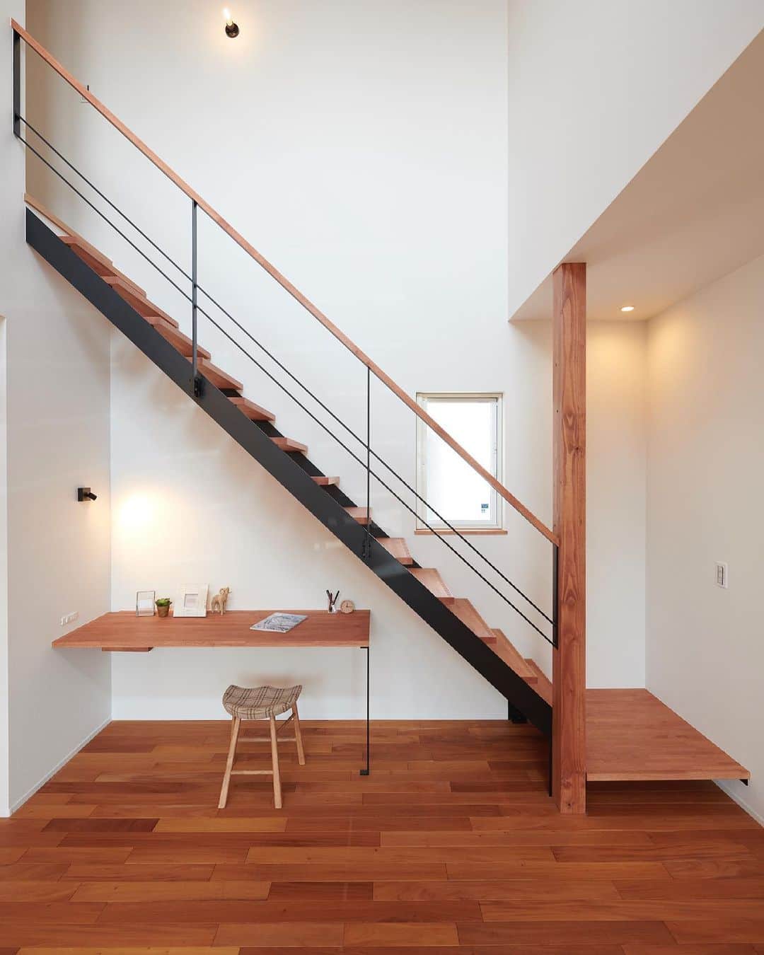 ルポハウス一級建築士事務所さんのインスタグラム写真 - (ルポハウス一級建築士事務所Instagram)「・ ・ ・ 《クラシカルに暮らす家》  ●階段／スタディーコーナー 重くなりがちな鉄骨階段を軽やかに見せるため、手すりに木を組み合わせるなど素材や寸法に一工夫。 ・ 階段下は、スタディーコーナーとして有効活用しています。 ・ ・ 設計担当/橋本健史 @_kenji_hashimoto_ ・ ・ ・ 𓐌𓐌𓐌𓐌𓐌𓐌𓐌𓐌𓐌𓐌𓐌𓐌𓐌𓐌𓐌𓐌𓐌𓐌  ルポハウスの施工事例はこちらまで☞ @reposhouse  𓐌𓐌𓐌𓐌𓐌𓐌𓐌𓐌𓐌𓐌𓐌𓐌𓐌𓐌𓐌𓐌𓐌𓐌 #ルポハウス は#ちょっとかっこいい家 を"友人のために" という思いでつくっています。 一生に一度の#マイホーム。 「あなたにしかできない」×「ルポハウスだからできる」で、 私たちだけの#家づくり を思いっきり楽しんでみませんか？！ ・ ・ ・ #住宅 #注文住宅 #新築一戸建て #デザイナーズ住宅  #一級建築士事務所 #設計事務所  #滋賀県大津市 #滋賀県草津市 #滋賀県栗東市  #滋賀県近江八幡市 #吹き抜けリビング #吹抜けリビング #鉄骨階段 #シーリングファン #ブラケット照明 #スタディコーナー #板張り天井」7月16日 20時00分 - reposhouse