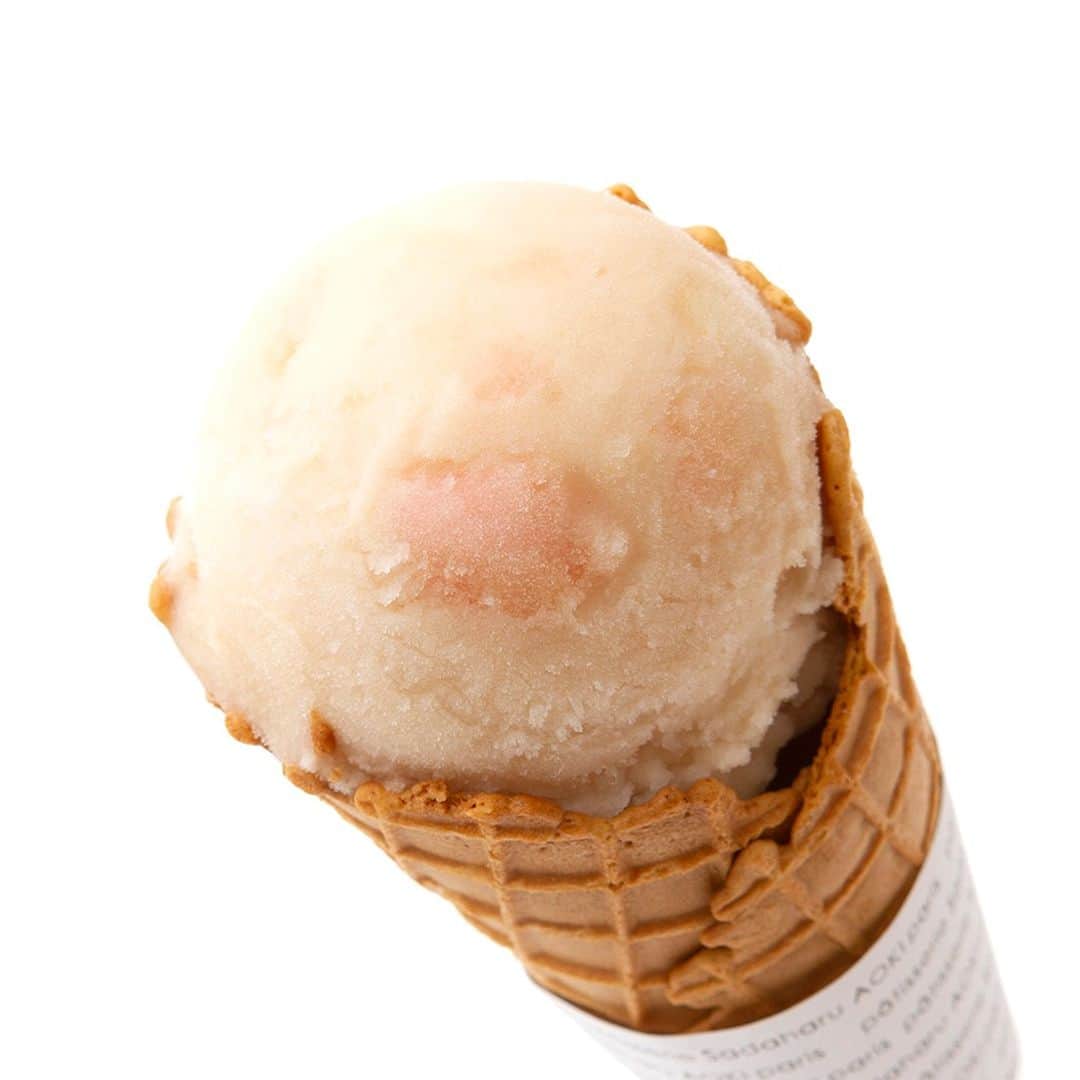 pâtisserie Sadaharu AOKI parisさんのインスタグラム写真 - (pâtisserie Sadaharu AOKI parisInstagram)「季節のアイスのご紹介🍑 一部店舗で販売中の季節のアイス「ソルベ ペッシュ」。  桃のピューレで仕立てたさわやかな味わいのシャーベット。さらっとした口溶けが暑い日にはピッタリ！ ごろっと入った桃の果肉が美味しさを引き立てます🍧  お買い物の合間にぜひお楽しみください！  ＿＿＿＿＿＿＿＿＿＿＿＿＿＿＿＿＿＿  【販売店舗】 サダハルアオキ 丸の内店・渋谷ヒカリエShinQs東横のれん街店  【販売期間】 丸の内店：販売中～8月29日（火）まで（予定） 渋谷ヒカリエShinQs東横のれん街店：販売中～9月末まで（予定）  ＿＿＿＿＿＿＿＿＿＿＿＿＿＿＿＿＿＿」7月16日 20時00分 - sadaharuaoki_official