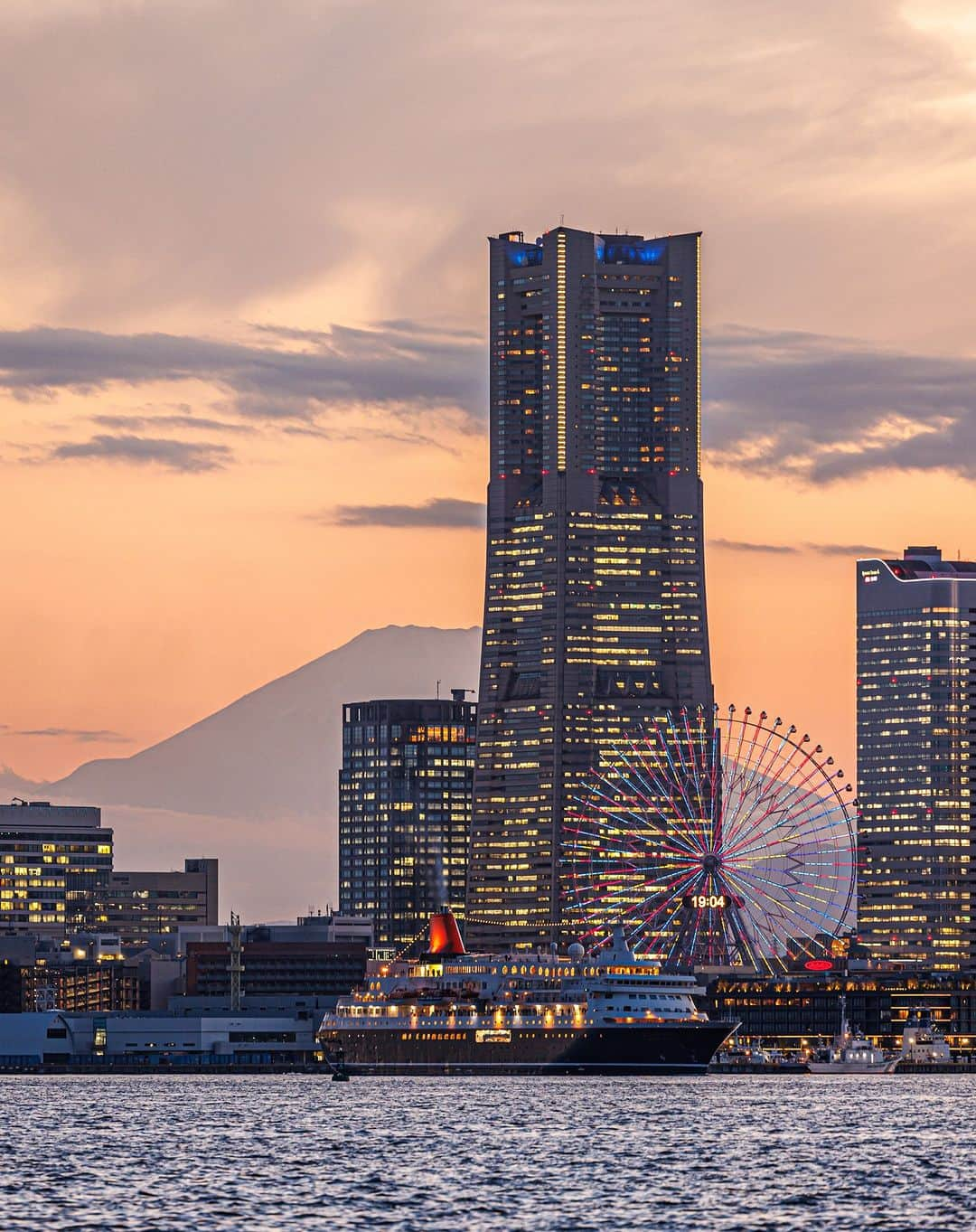 横浜ロイヤルパークホテルさんのインスタグラム写真 - (横浜ロイヤルパークホテルInstagram)「… みなとみらいの絶景をご紹介📷  奥に見える壮大な富士山と、横浜ランドマークタワーが作り出す絶景を後に「にっぽん丸」は出港します🚢  photo by @hironobu_m_55 様 素敵なお写真ありがとうございます。  Discover the breathtaking views of Minato Mirai! With the magnificent Mt. Fuji and the Yokohama Landmark Tower in the background, the "Nippon Maru" begins its voyage.  … 空と隣り合う「横浜ロイヤルパークホテル」 @yokohamaroyalparkhotel  #横浜ロイヤルパークホテル #yokohamaroyalparkhotel #royalparkhoteljp #ロイパ #横浜ロイパ #横浜ランドマークタワー #ランドマークタワー #ホテル #hotel #ラグジュアリーホテル #luxuryhotel #横浜ホテル #みなとみらいホテル #神奈川ホテル #国内旅行 #横浜旅行 #横浜観光 #みなとみらい観光 #myyokohama #travel_japan #travel_jp #yokohamatrip #yokohamatravel #yokohamahotel #ランドマークタワーの景色 #横浜風景 #横浜カメラ部 #横浜写真部 #yokohamaview」7月16日 20時00分 - yokohamaroyalparkhotel