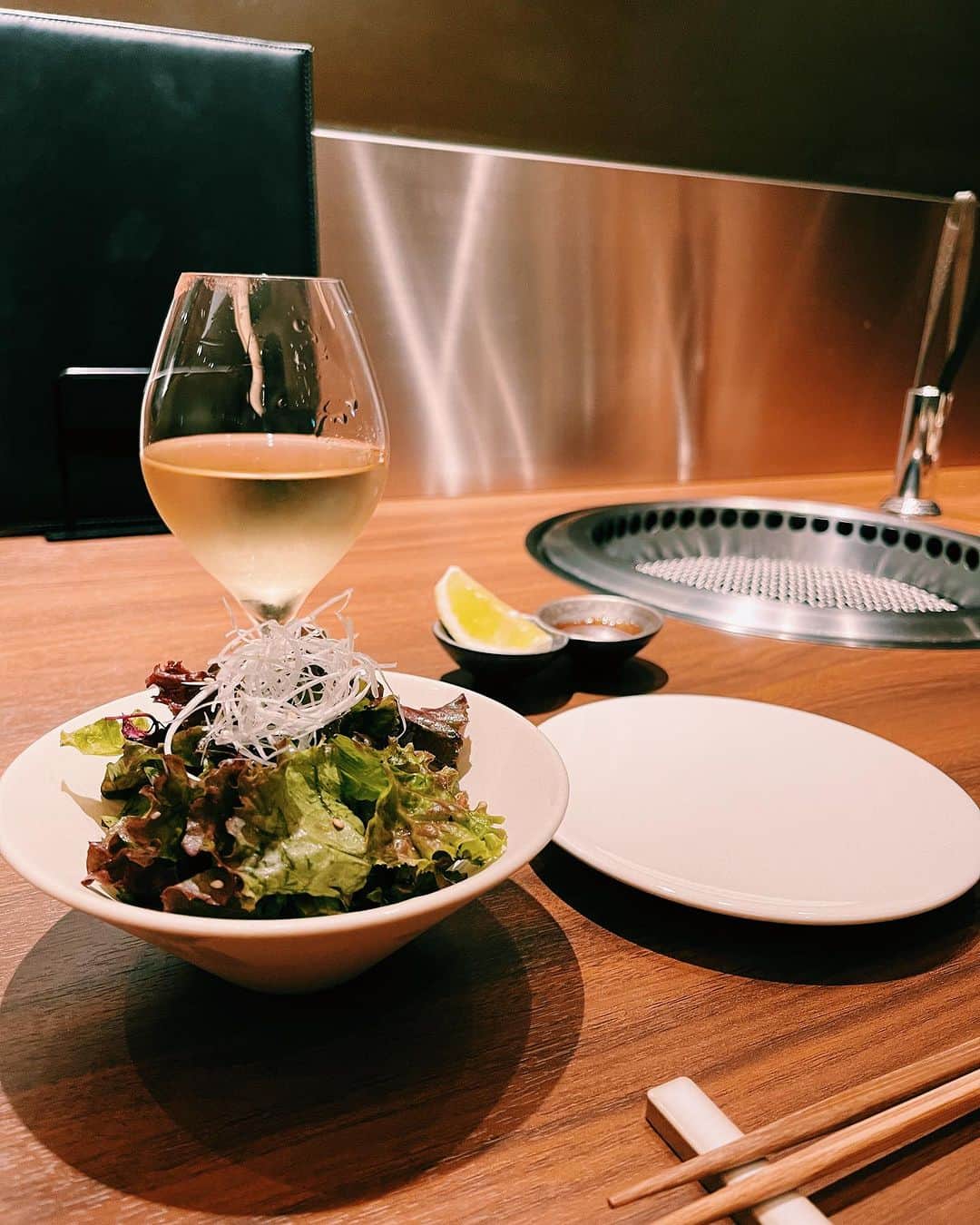 志村禎雄のインスタグラム：「銀座にある 「焼肉ホルモンうしごろ銀座店」様で 正肉コース堪能してきたよお☺︎☻   @ushigoro_yakiniku   どのお肉もすぐ溶けてしまいそして 口の中では旨味のオンパレード三昧で 自然と笑っちゃうくらいに美味しすぎて 感動しっぱなしでした！(これガチで)  後輩のJohnは言葉を失ってた。笑  ホルモンが苦手という方にもしっかり楽しんでもらえるお手軽な正肉コースもあってホルモンって打ち出してるけどうしごろさんの圧倒的、肉力をガツンと受け取りました🫰🏻  少し背伸びして銀座でご飯食べたい けどお手軽なところってどこだろ？ って思ったらぜひここに！デートにもよし 友達や、家族と気軽にいけてワイワイできる最高な場所です！！！！おすすめします！  まじやきにくらぶ　🫶🏻♡  ＿＿＿＿＿＿＿＿＿＿＿＿＿  📍東京都中央区銀座6-7-6 ラペビル 5F 📞	03-3289-8929 🚃 東京メトロ 銀座線・丸ノ内線・日比谷線「銀座駅」B3出口より徒歩3分   年中無休 平日 17:00～23:30 土日祝 12:00～23:30 💰  VISA、Master、JCB、AMEX、Diners 席数	66席（完全個室5席）  #焼肉ホルモンうしごろ銀座店 ##うしごろ #ushigoro #銀座ホルモン #銀座焼肉 #PR」