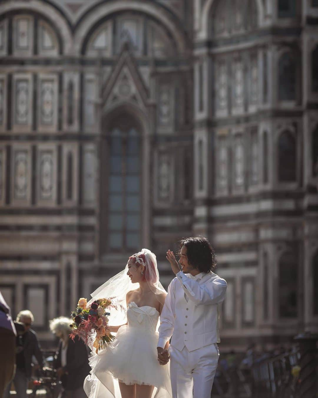 AMIさんのインスタグラム写真 - (AMIInstagram)「イタリアのFirenzeで挙式とWedding photoの撮影をしてきました👰‍♀️🤵‍♂️ 2人きりの挙式はセントジェームス教会で人生で忘れられない特別な時間になりました。 この特別な時間を胸に刻み これからの2人の時間を大切に過ごしていきたいです😌✨💕  関わっていただいた スタッフの皆様本当にありがとうございました🙏✨  produce by @espousal_wedding_event　 @watabewedding Photo by @laviefactory  @watabewedding @watabe_wedding_firenze  @espousal_wedding_event @laviefactory  #ワタベウェディング  #watabewedding #ESPOUSAL  #エスポーザル #laviefactory #ラヴィファクトリー」7月16日 20時06分 - amixxamiaya