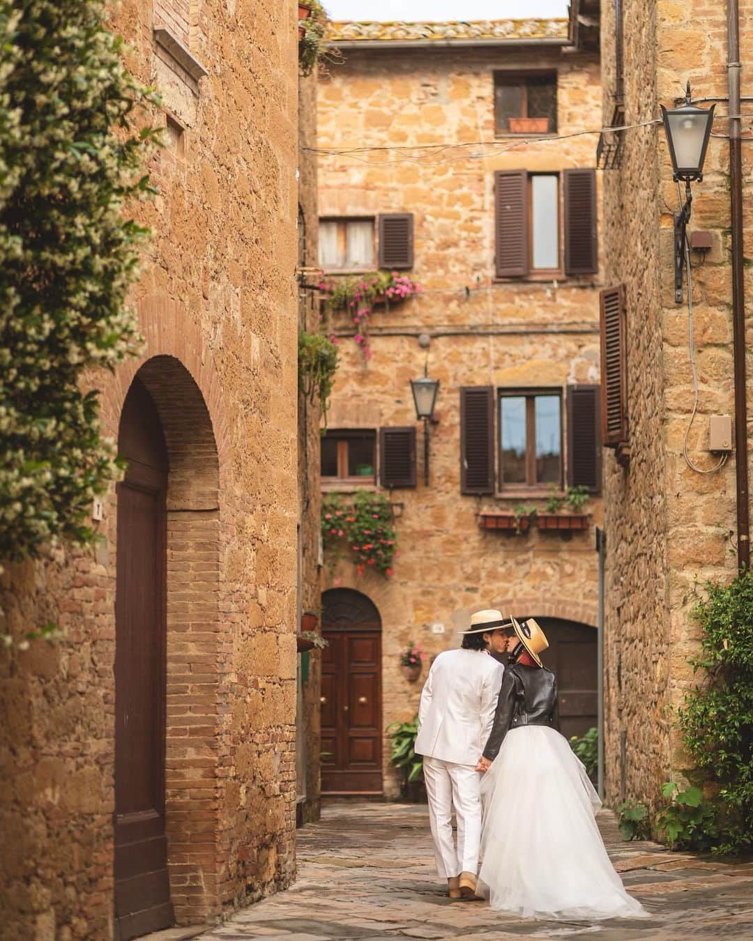 AMIさんのインスタグラム写真 - (AMIInstagram)「イタリアのFirenzeで挙式とWedding photoの撮影をしてきました👰‍♀️🤵‍♂️ 2人きりの挙式はセントジェームス教会で人生で忘れられない特別な時間になりました。 この特別な時間を胸に刻み これからの2人の時間を大切に過ごしていきたいです😌✨💕  関わっていただいた スタッフの皆様本当にありがとうございました🙏✨  produce by @espousal_wedding_event　 @watabewedding Photo by @laviefactory  @watabewedding @watabe_wedding_firenze  @espousal_wedding_event @laviefactory  #ワタベウェディング  #watabewedding #ESPOUSAL  #エスポーザル #laviefactory #ラヴィファクトリー」7月16日 20時06分 - amixxamiaya