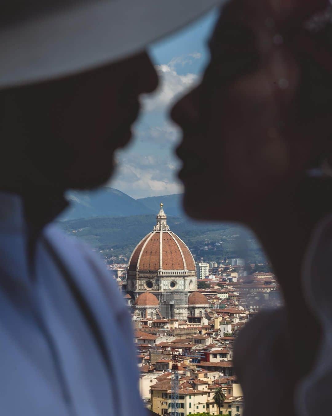 AMIのインスタグラム：「イタリアのFirenzeで挙式とWedding photoの撮影をしてきました👰‍♀️🤵‍♂️ 2人きりの挙式はセントジェームス教会で人生で忘れられない特別な時間になりました。 この特別な時間を胸に刻み これからの2人の時間を大切に過ごしていきたいです😌✨💕  関わっていただいた スタッフの皆様本当にありがとうございました🙏✨  produce by @espousal_wedding_event　 @watabewedding Photo by @laviefactory  @watabewedding @watabe_wedding_firenze  @espousal_wedding_event @laviefactory  #ワタベウェディング  #watabewedding #ESPOUSAL  #エスポーザル #laviefactory #ラヴィファクトリー」