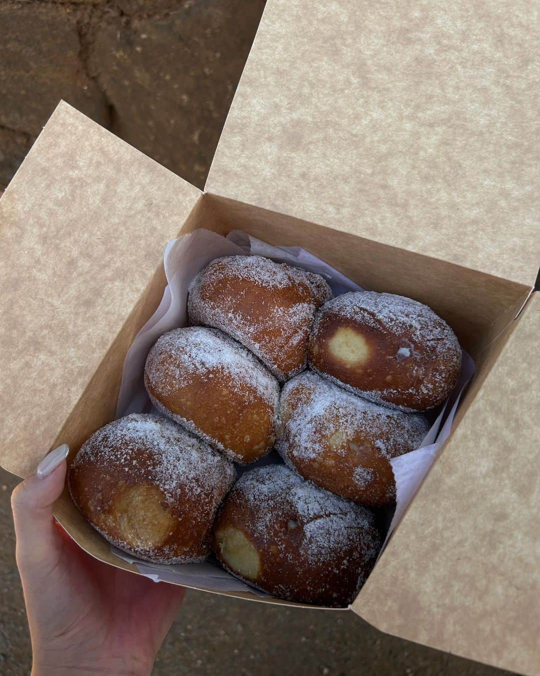のインスタグラム：「@leonardsbakeryhawaii 🍩  だいすきなレナーズのマラサダ🩷  カリッとふわっと。幸せな味🤤🤤」