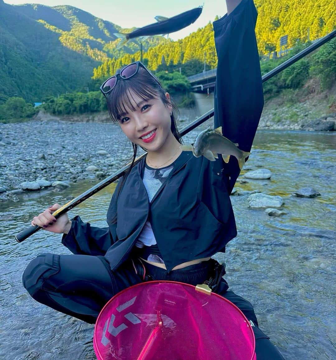 宮田亜夢のインスタグラム：「ガーポイの背掛かりの良型鮎🥳  #sweetfish   #鮎釣り #鮎 #友釣り #延べ竿 #ライトスタイル #ダイワ  #DAIWA  #宮田あゆ #釣り #fishing #fishinglife #fishingday  #낚시 #川 #渓流 #渓流釣り  #camp #清流 #outdoor #outdoors #nature #naturelover #japanesestyle」