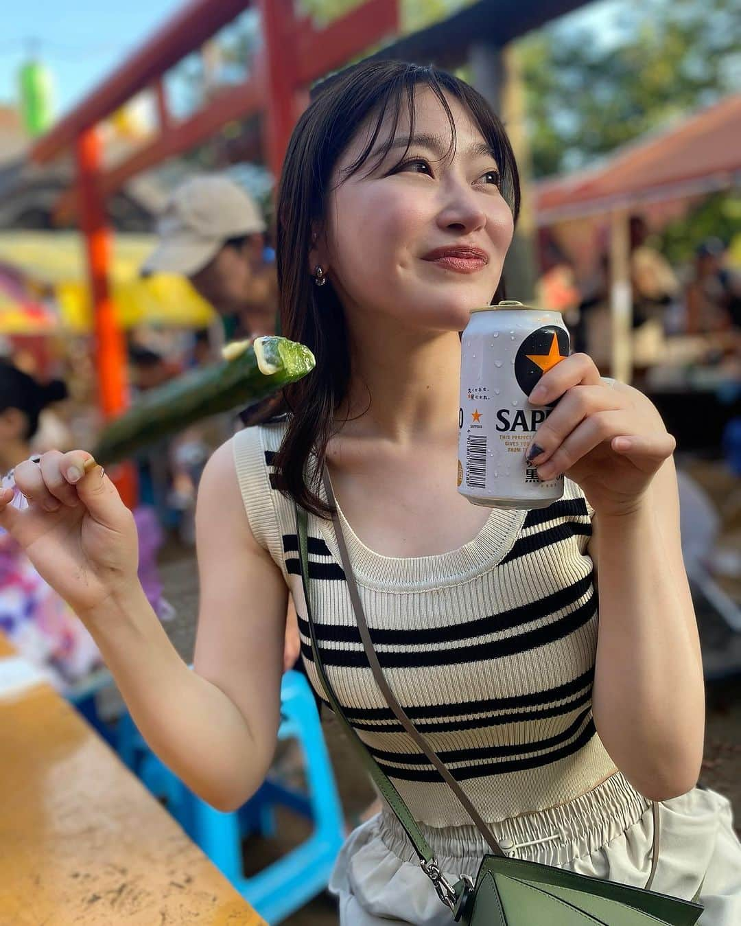 悠木ゆうかのインスタグラム：「ノスタルジックな地元感のあるお祭りがやっていたので少しだけ…🥒🍺❤️  冷たいきゅうりの1本漬けとキンキンに冷えたビールがさいっっこうに夏😎☀️！！を感じれて本当に楽しかった〜🫶🏻  汗で髪と顔はどろんこ笑👶🏻  #ビールはさっぽろ #みたままつり」