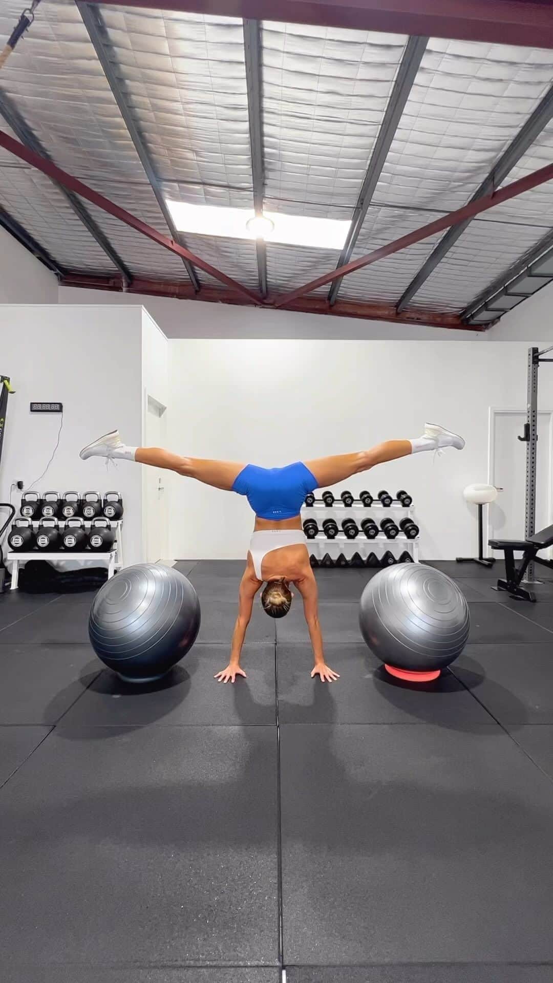 のインスタグラム：「Bounce 🪩 #fitball  Wearing: @lskd - AMANDA15 for 15% off! 💸」