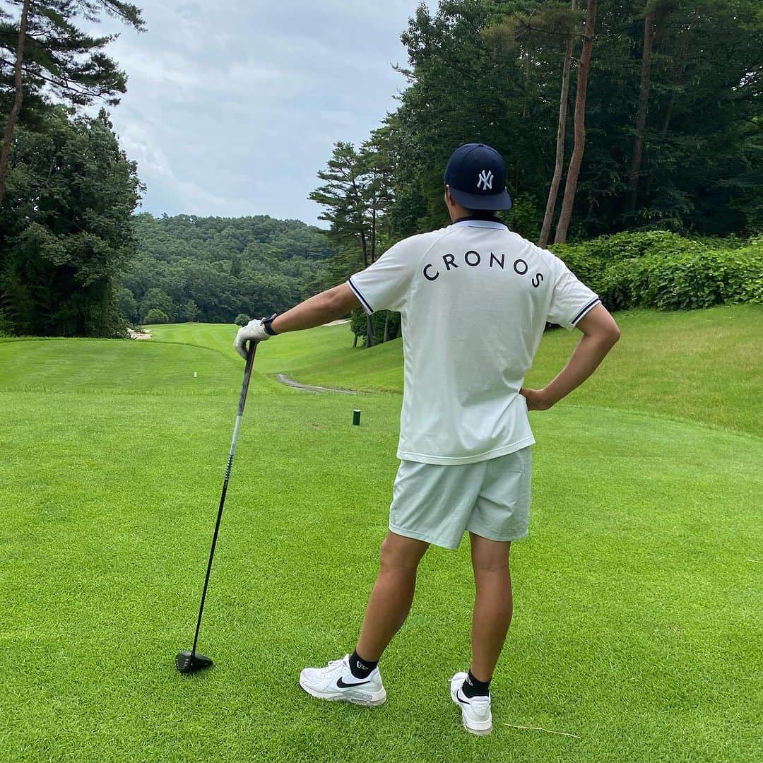 上田剛史のインスタグラム：「@cronos_apparel 着てゴルフ⛳️  #cronos  #クロノス #ゴルフ #ゴルフウェア」