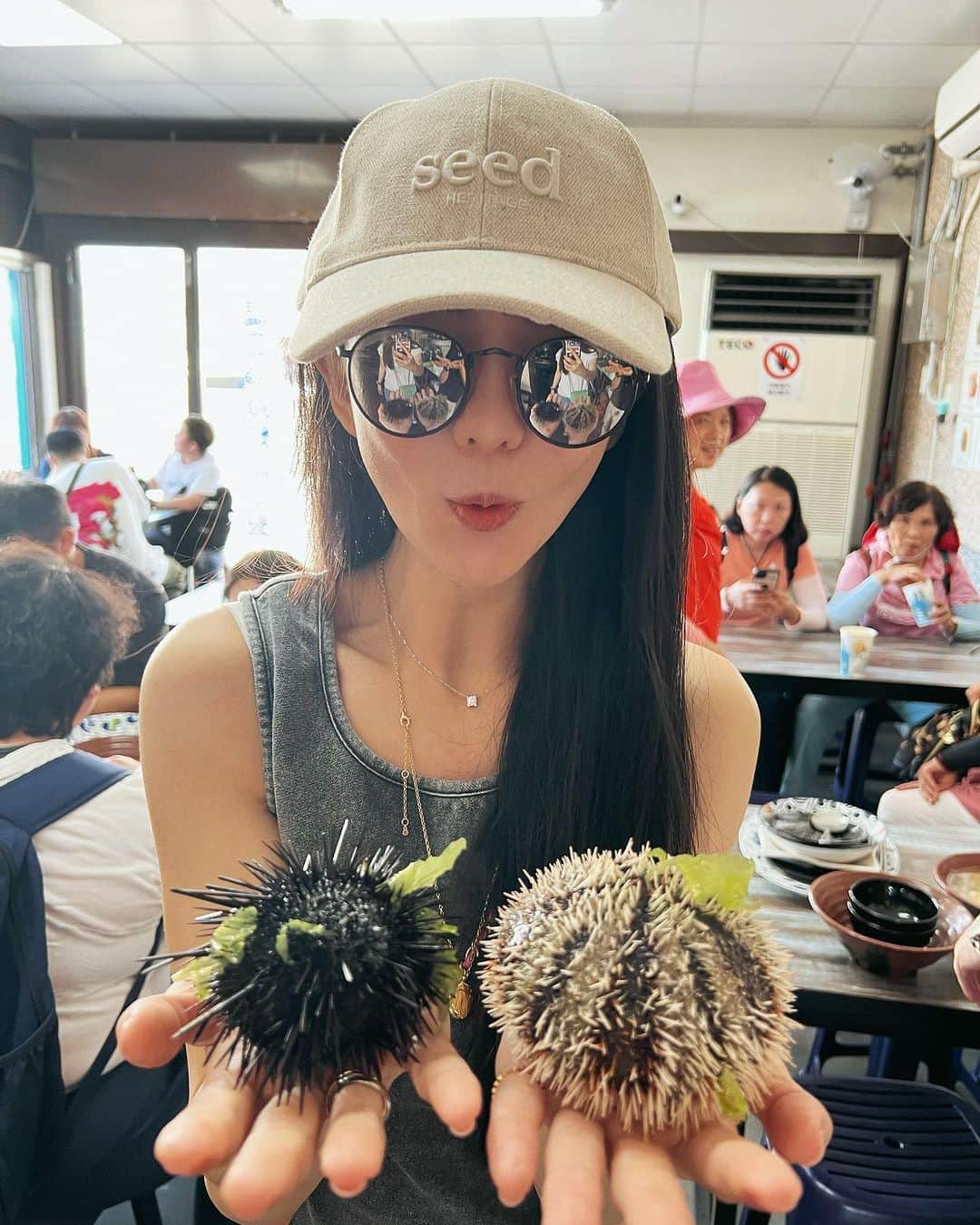 のインスタグラム：「活跳跳的海膽、品嚐鮮嫩入味的滷鮑魚，飯後再配上沁涼清爽石花凍，在台灣最東邊的石頭屋小漁港欣賞特殊地貌。 ⁡ 今日烈日下鼓起勇氣出門的收穫😎」