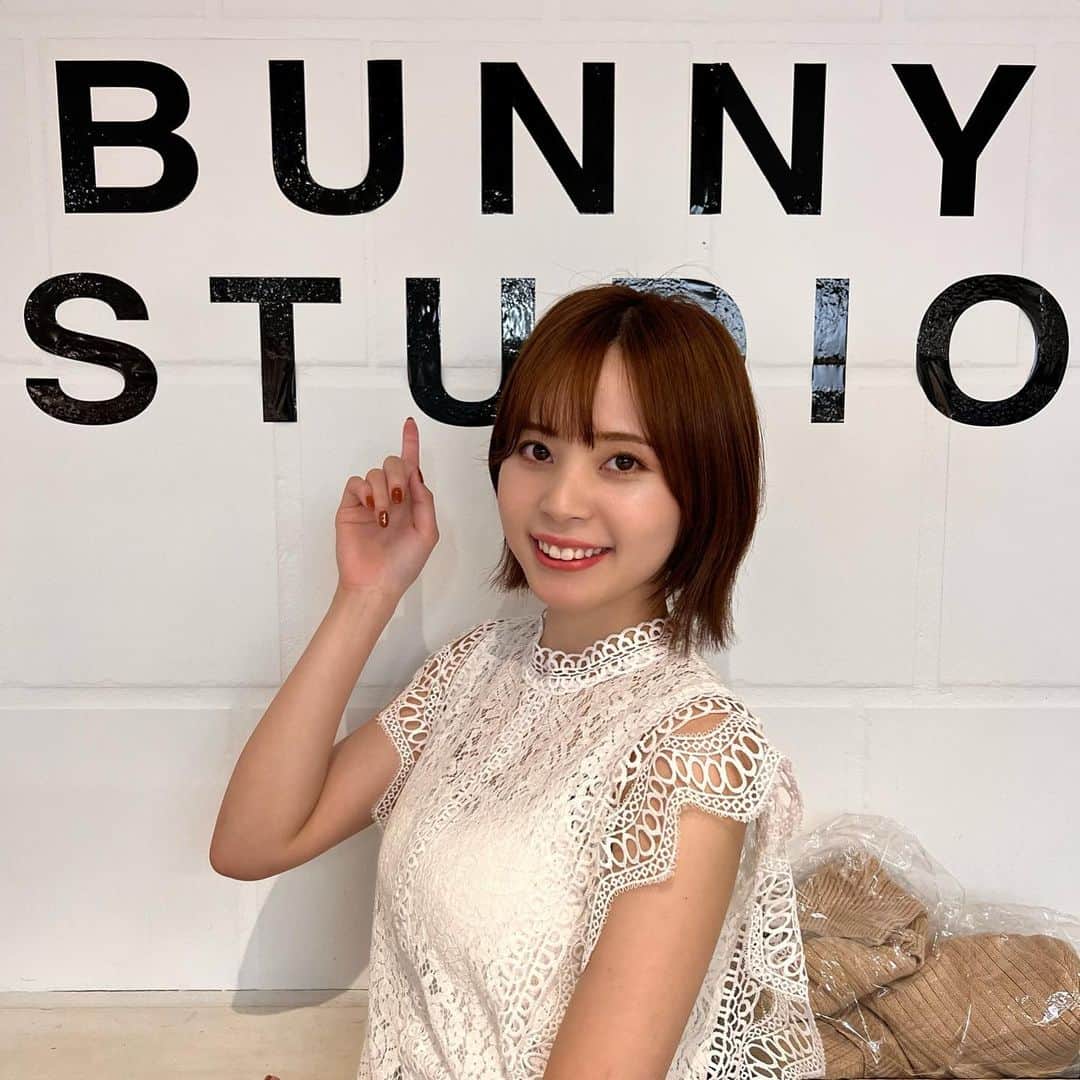 蒼乃茜のインスタグラム：「こんにちは！ 蒼乃茜　@aono_akane です！  原宿ラフォーレ BUNNY DTUDIO  1日店長  猛暑の中イベントにお越しくださって ありがとうございました🙇‍♂️  アパレルは初めてだったのと 急遽の告知だったので来てもらえるか 不安でしたが開始からいろんな方が来てくださって嬉しかったです🥰  時間制で接客させて頂くシステムじゃなかったので、お声がけしにくかった方もいらっしゃったと思います🥹  接客中に何人か待ってくださってる方もいましたが ご対応できなかった方本当にごめんなさい😭！！  多分1時間くらい待たせちゃってたみたいで、、せっかく来てくださってたのにと思うと心残りです。🥲  次のイベントはそんなことがないように 皆さんが楽しめる企画にしようと思っています！！  洋服も、レディースがメインで メンズが少なかったので皆さんがたくさんの洋服プレゼントして頂いて本当に嬉しかったです❤️‍🔥  配信やイベントでたくさん着ていきます！  足を運んで下さった方本当にありがとうございました☺️  ⬇︎⬇︎⬇︎ その他の投稿はこちら ⬇︎⬇︎⬇︎ @aono_akane   #bunnystudio #1日店長  #アパレル店員 #イベント  #感謝です #ラフォーレ原宿」