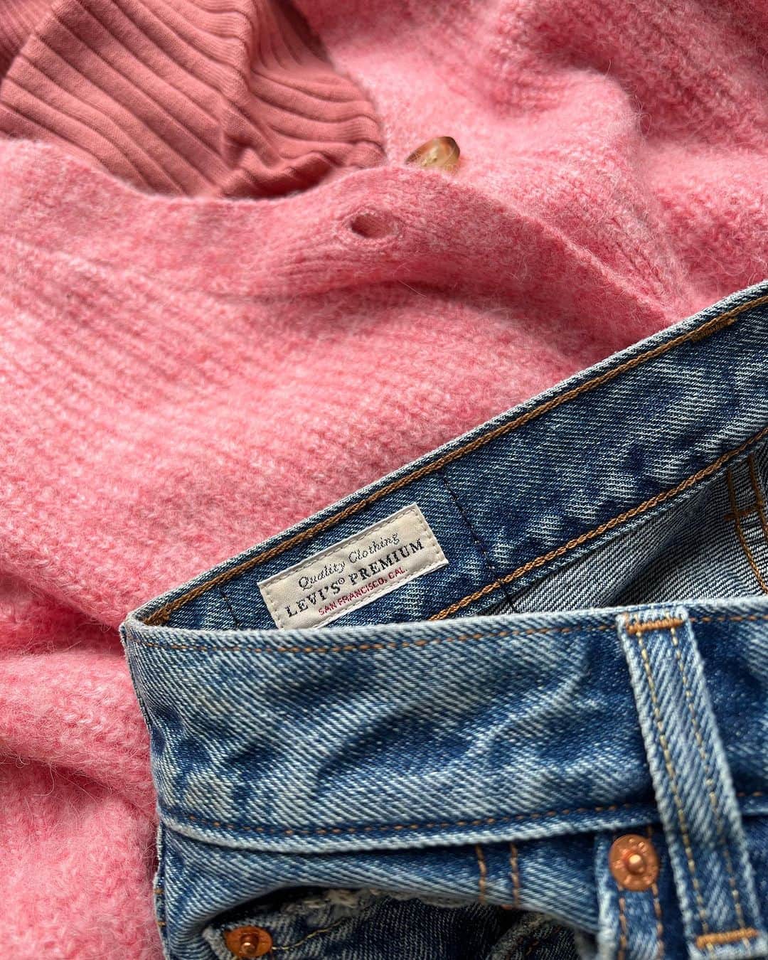 Ungridさんのインスタグラム写真 - (UngridInstagram)「"WEB limited item" meets "Levi's®︎"  人気の秋のWEB限定アイテム×Levi's®︎別注デニム🍂 絶妙な濃色👖が、今年らしい秋のカラースタイリングとも相性抜群です◎  #Levi's®︎別注501®︎90'sL28/L38 ¥15,400(tax in) ブルー  #カラールーズニットカーデ ¥7,150(tax in) ピンク  📢Levi's®別注　501®　90’S  L28の再予約が決定いたしました。  再予約スケジュール🗓️ RUNWAY channel  »7.17(mon) 12:00pm-  ZOZOTOWN  »7.17(mon) 0:00am-  ___________________________________ 下記 アカウントTOPページリンクより 各サイトをご覧下さい🔗  RUNWAY channel▶︎ @ungrid_official ZOZOTOWN▶︎ @ungrid_staffsnap  #Ungrid #ungrid_official #RUNWAYchannel #ZOZOTOWN」7月16日 20時16分 - ungrid_official