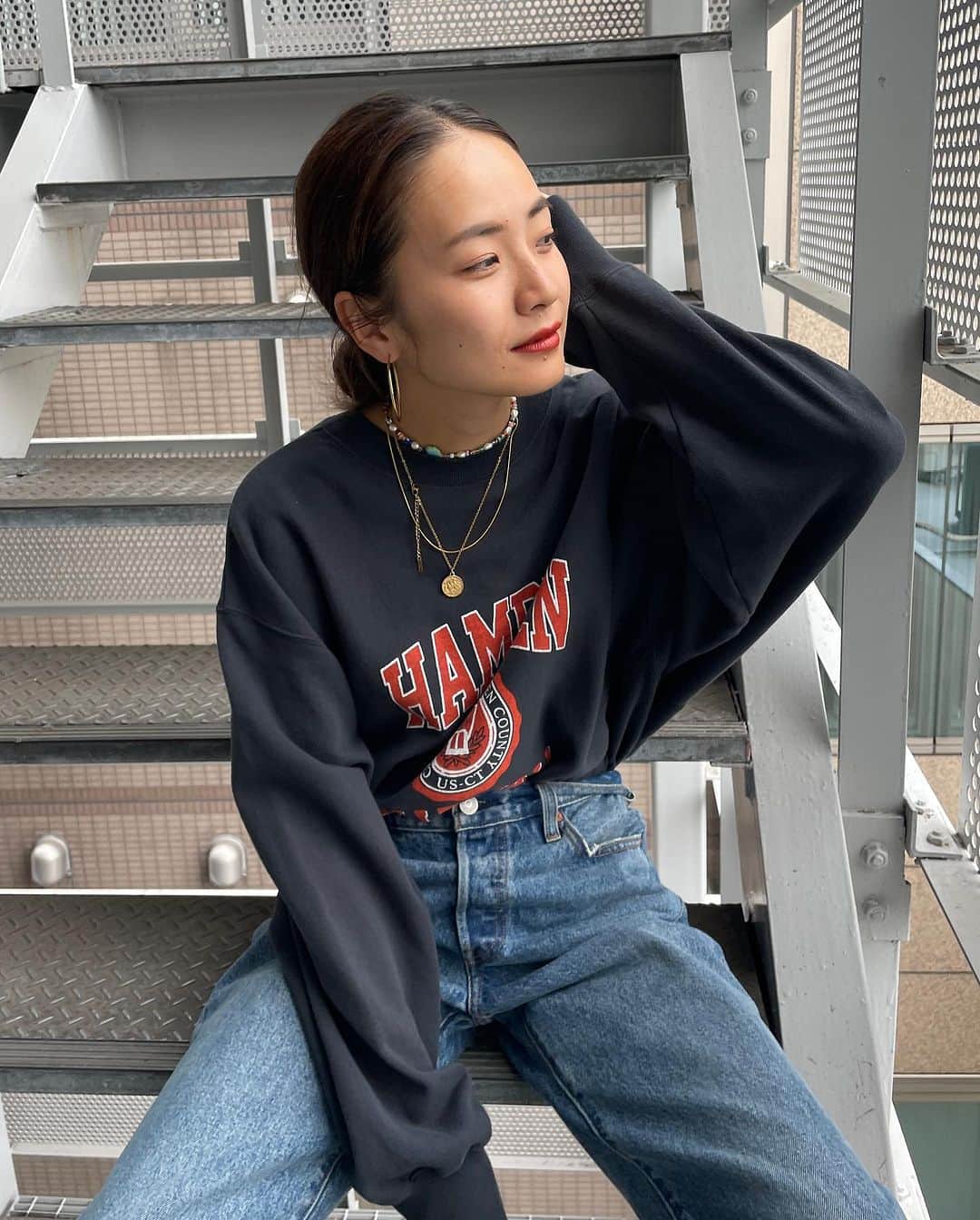 Ungrid staff snapのインスタグラム：「古着感のあるデザインが目を引くWEB限定スウェット😎  @ran_tachibana_ 155cm  #カレッジルーズスウェット ¥7,150(tax in) ライトグレー/チャコールグレー/ネイビー/パープル × Levi's®︎ 別注 501 90s L28 ¥15,400(tax in) ブルー  普段使いしやすいデザインで、クラックプリントのひび割れた風合いがヴィンテージ感をアップ！ 肌にあたる部分は柔らかく、着心地もいいのが嬉しい😌  ーーーーーーーーーーーーーーーーーーーーーーーーーーーー ☑︎商品詳細は製品タグ or TOPページURLよりチェック   » @Ungrid_staffsnap  #Ungrid #ungrid_official #ungridコーデ #アングリッド #カジュアル #カジュアルコーデ #カジュアルスタイル #シンプル #シンプルコーデ #シンプルスタイル #levis #リーバイス #デニム #デニムコーデ #デニムスタイル #スウェット #スウェットコーデ #スウェットスタイル #秋コーデ #秋スタイル」