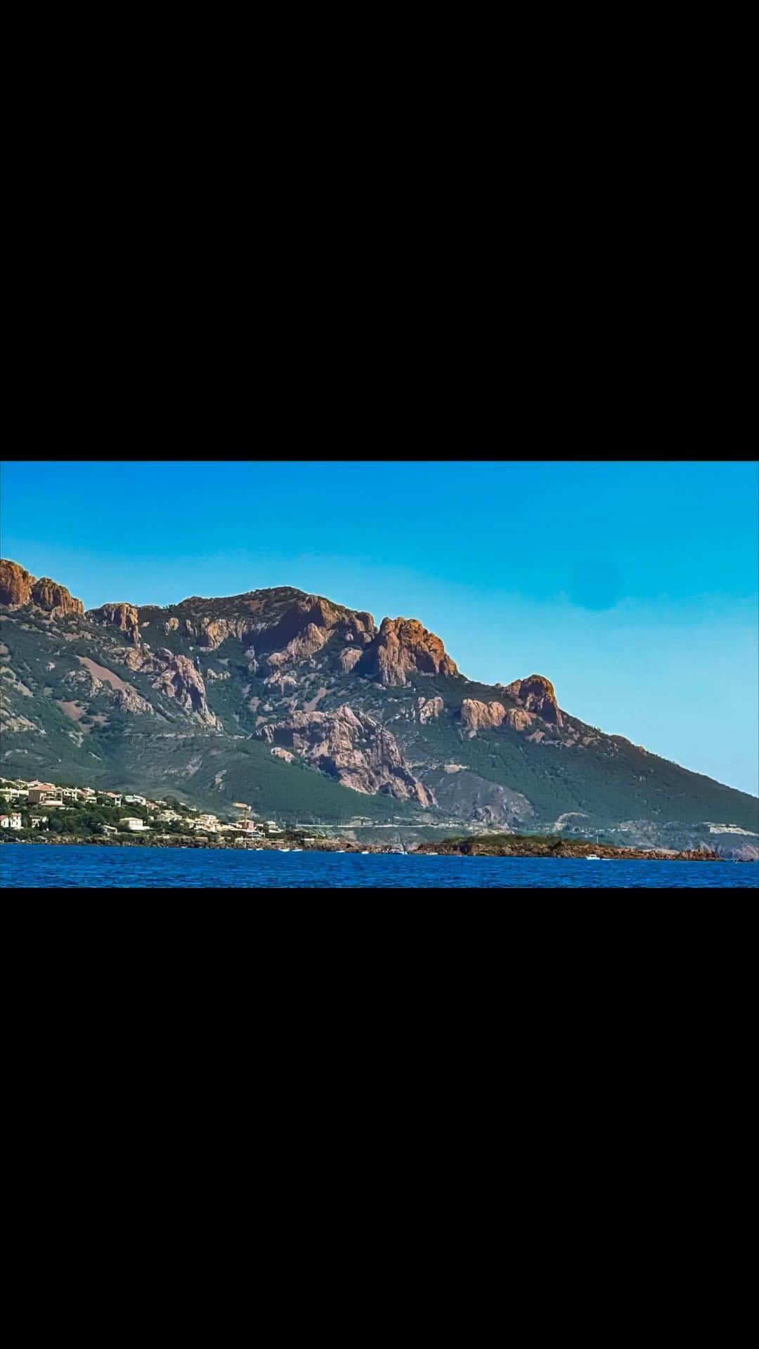 ミシェル・ロドリゲスのインスタグラム：「A beautiful Bday week with familiar faces, surrounded by love, swimming in my favorite medicine, the Mediterranean. A special thanks to @Airbnb for gifting me the most peaceful majestic villa to recover from the festive nights of my birthday week. Once in lifetime excess for a kid who’s going back to simpler things as she gets older, but it was wild to feel like a queen for a week, super grateful Airbnb you just got me hooked on great design, think I’ll try Iceland next.✨🌬🥂🤟🏽 Thank You viva la France🇫🇷」