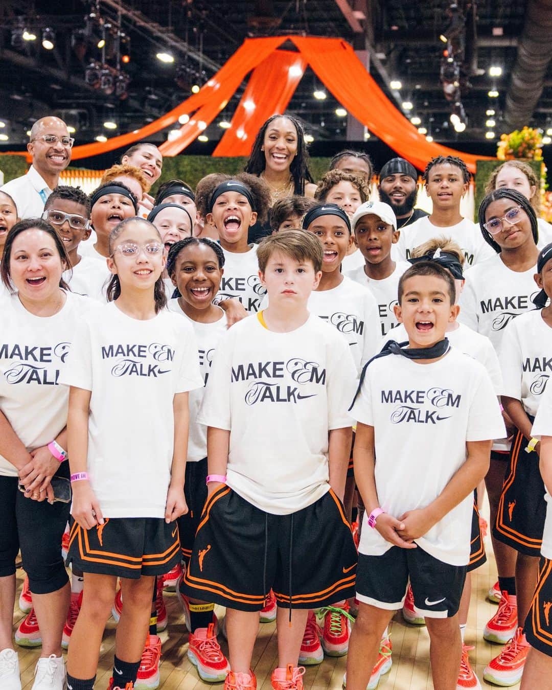 Nike Basketballさんのインスタグラム写真 - (Nike BasketballInstagram)「Cosmic Unity 3s ✅ G.T. Cut 2s ✅ Future superstars ✅  Young hoopers got to learn from the best of the best this weekend at Mandalay Bay and take home some Nike swag.  Tap to shop the G.T. Cut 2 Arike PE now. #WNBAAllStar」7月17日 1時47分 - nikebasketball
