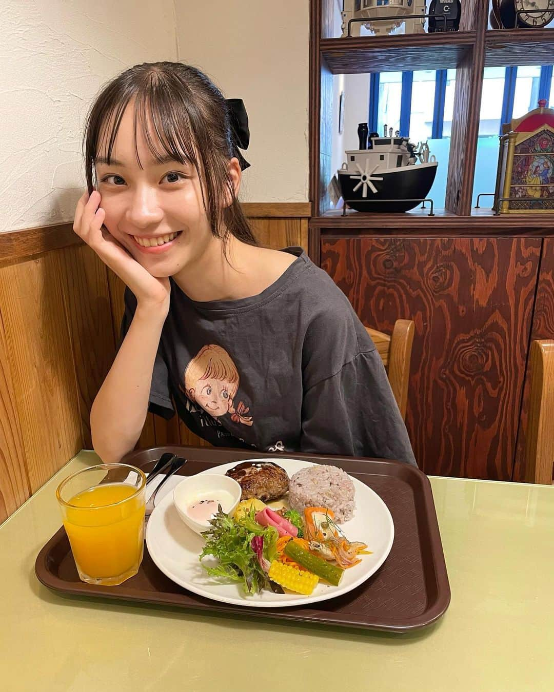 太田雫さんのインスタグラム写真 - (太田雫Instagram)「・ ちょっと前にお母さんと食べに行ったご飯！ ・ ・ ハンバーグもサラダもお米もおいしくて幸せだった〜💞✨ ・ #06#太田雫 #ご飯#ハンバーグ#おいしい」7月16日 20時21分 - _shizukuota