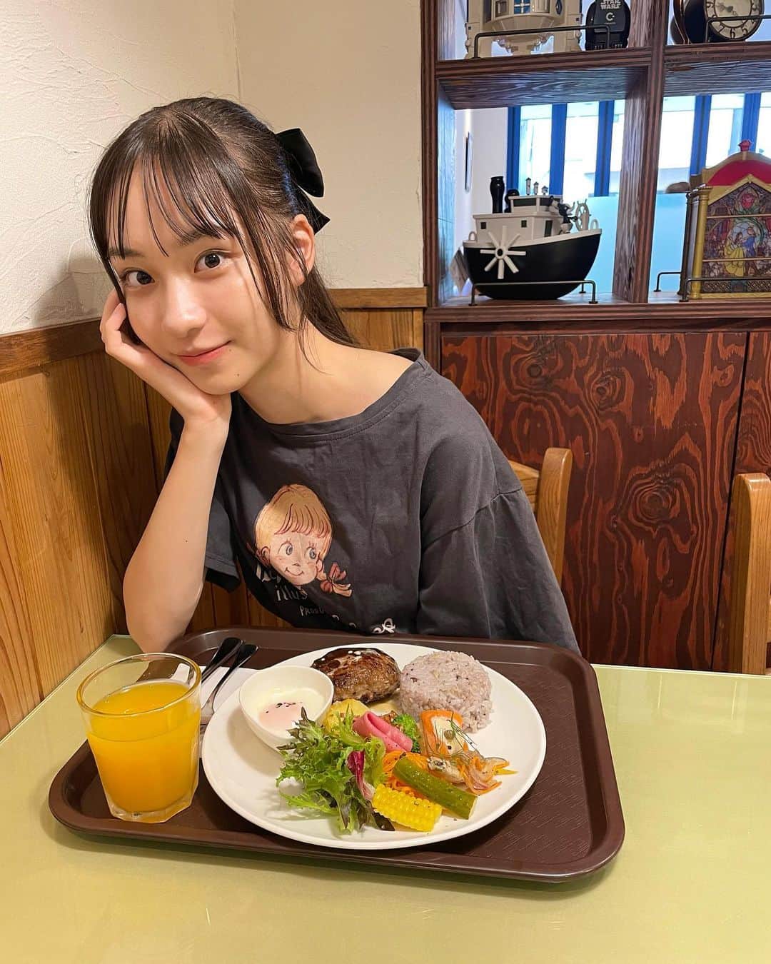 太田雫のインスタグラム：「・ ちょっと前にお母さんと食べに行ったご飯！ ・ ・ ハンバーグもサラダもお米もおいしくて幸せだった〜💞✨ ・ #06#太田雫 #ご飯#ハンバーグ#おいしい」