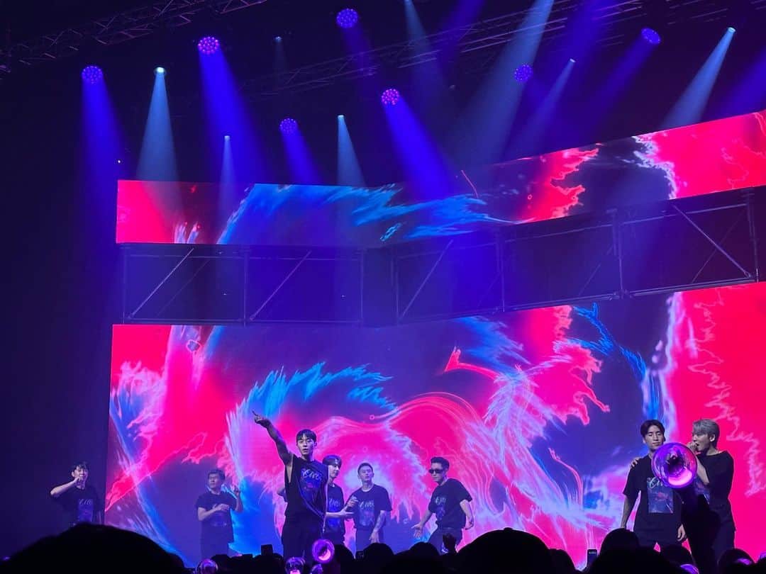 チャンジョのインスタグラム：「끝도 없는 사랑을 보내주셔서  틴탑의 콘서트를 잘 마칠 수 있었습니다. 힘들 때 즐거울 때 항상 곁에서 응원해 주시는 엔젤 여러분들 덕분에 정말 행복합니다.   저는 마이크를 들고 무대 위에서 뛰며 관객분들과 노는게 너무 행복합니다. 아무리 힘이 들어도 그때가 비로소  나라는 것을 느끼고 행복하고 살아있음을 느낍니다.   이 기분과 감정을 느낄 수 있게 만들어주고 응원해 주시는 여러분들 덕분입니다. 감사합니다💜」