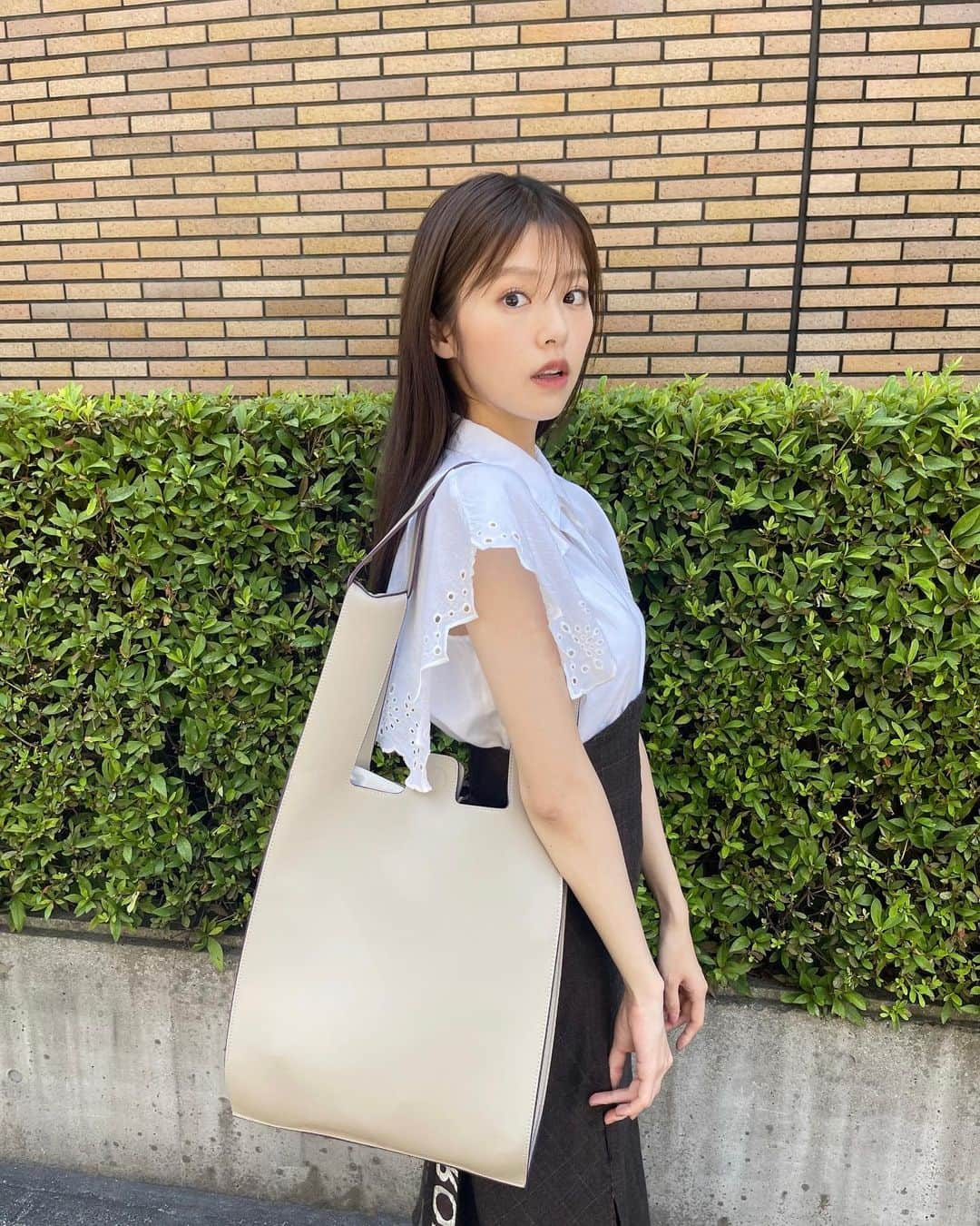 鈴木ゆうかのインスタグラム：「.  お洋服🦖 Bag @maison_amala  Tops @casa_fline」