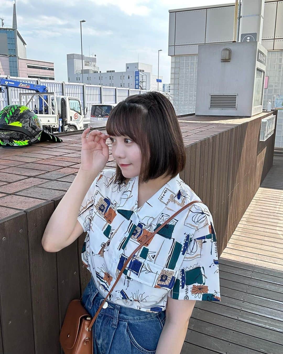 みさねのインスタグラム：「柄シャツ🌻 ㅤ ドライブしてきたのコーデ🚗 ㅤㅤ 暑すぎてずっと車の中いた🥲 ㅤ 全身 @cham.official_ 🌷 ㅤ #柄シャツ #柄シャツコーデ #柄シャツ女子 #デニムコーデ #ショーパンコーデ #カジュアルコーデ #ボーイッシュコーデ #メンズライクコーデ #古着コーデ #ボブアレンジ」