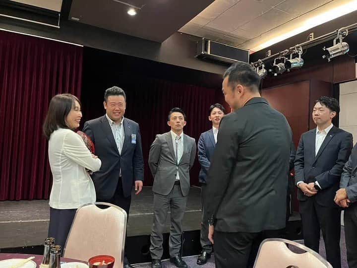 森まさこのインスタグラム：「#メルカリ小泉文明会長 を #森の教室 (森まさこ福島市勉強会)でお招き！ 胸アツな講演に、 若者たちに囲まれる小泉さん(42歳)。」