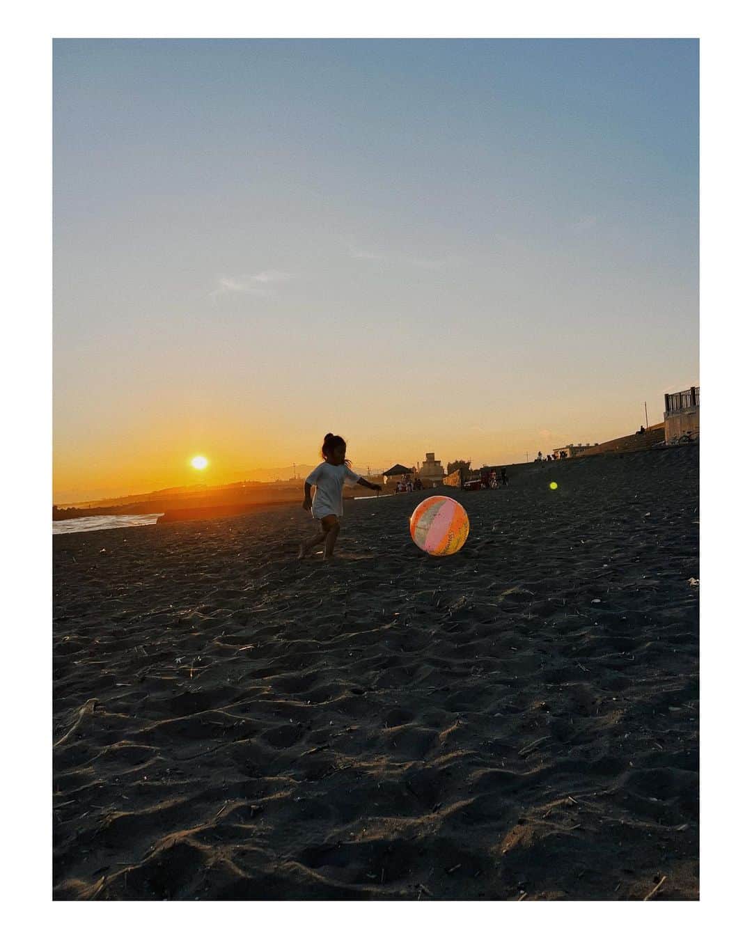 馬詰まほさんのインスタグラム写真 - (馬詰まほInstagram)「Sunset vibes🌅🩵🏄🏾‍♀️ お友達とHと幸せ時間でしたぁ♡♡ #shonan #kugenumakaigan #sunset_pics」7月16日 20時25分 - mahorin.1993