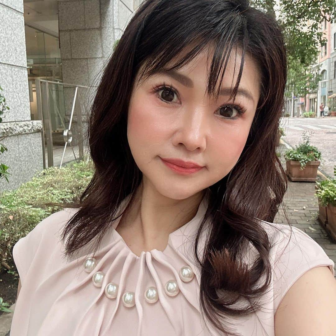 Maya Shiraiのインスタグラム：「皆様の熱い追加のご要望にお応えして完売カラー再販売中💓  ピンクベージュは生地在庫がなく追加を断念してましたが、探しに探して見つかりました❣️  お待たせしてしまい申し訳ありません🙏🥹  とっても綺麗なピンクベージュで 品が良く大人が着られる優し今お色です✨✨  ツイードスカート、ラベンダーと合わせるのが好き🥰  人気のトロミ素材は透けづらく体型カバーします。  そして何より、シワになりづらいからお洗濯がとっても楽ちんです🥰  #feerichelu#フェリーシェル #OLコーデ#フェミニンコーデ#大人フェミニン#きれいめファッション#大人かわいいコーデ#お出掛けコーデ#エレガントコーデ#通勤コーデ#通勤#olコーデ#お仕事コーデ#デートコーデ#夏服コーデ #夏コーデ#新作#お出かけコーデ#女子会コーデ#上品コーデ#OFFコーデ #オフィスカジュアルコーデ #コーデ#綺麗目コーデ #パールブラウス」