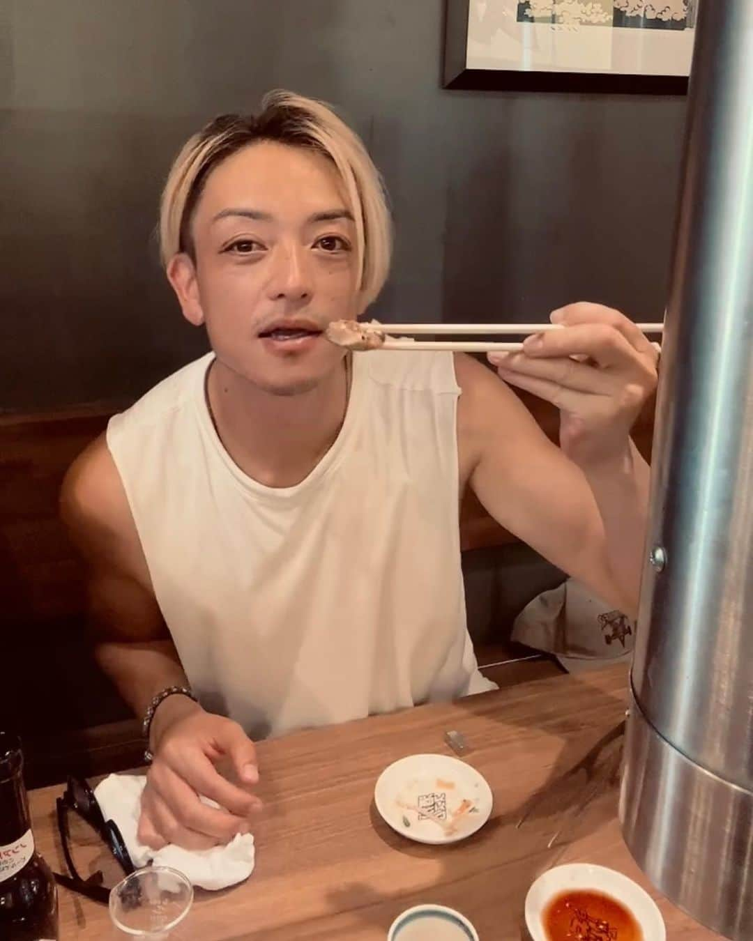 SHU-YAのインスタグラム：「こんばんわ🙌 日曜日の夜は皆さんゆっくりお過ごしでしょうか🙃 にしても最近暑いですね🫠  先日、オープンしたてっぽくて通るたびちょっと昭和を感じる外装から気になっていた焼肉屋さんに。 @ebisuyakiniku_newtommy  お肉は新鮮そのものなんですが、メニュー一つ一つの食べ方が、タレや薬味が変わったりで、めんどくさがる人もいるかもしれませんが、こだわりを感じ◎  こういう時は容赦なく食べます🔥  色々出歩いていたりお仕事絡みだったりすると、自分では行かないようなお店知れたり、ここのお店のこれ美味い！こんなところにこんなお店あったんだ！など新しい発見ばかりで面白いですよね🥺 超暑いけど🥵w  焼肉屋さんではあまり見かけないラムがあるのが良かったです◯ もちろん頼む！ 美味しかったです！ ご馳走様でした🙏  PR @ebisuyakiniku_newtommy #渋谷肉 #恵比寿グルメ #恵比寿ディナー #恵比寿飲み #恵比寿焼肉 #渋谷焼肉 #酒と焼肉ニュートミー #定例会 #yakiniku #肉好き #tokyofood #よく食べよく動く#ノンアルコール」