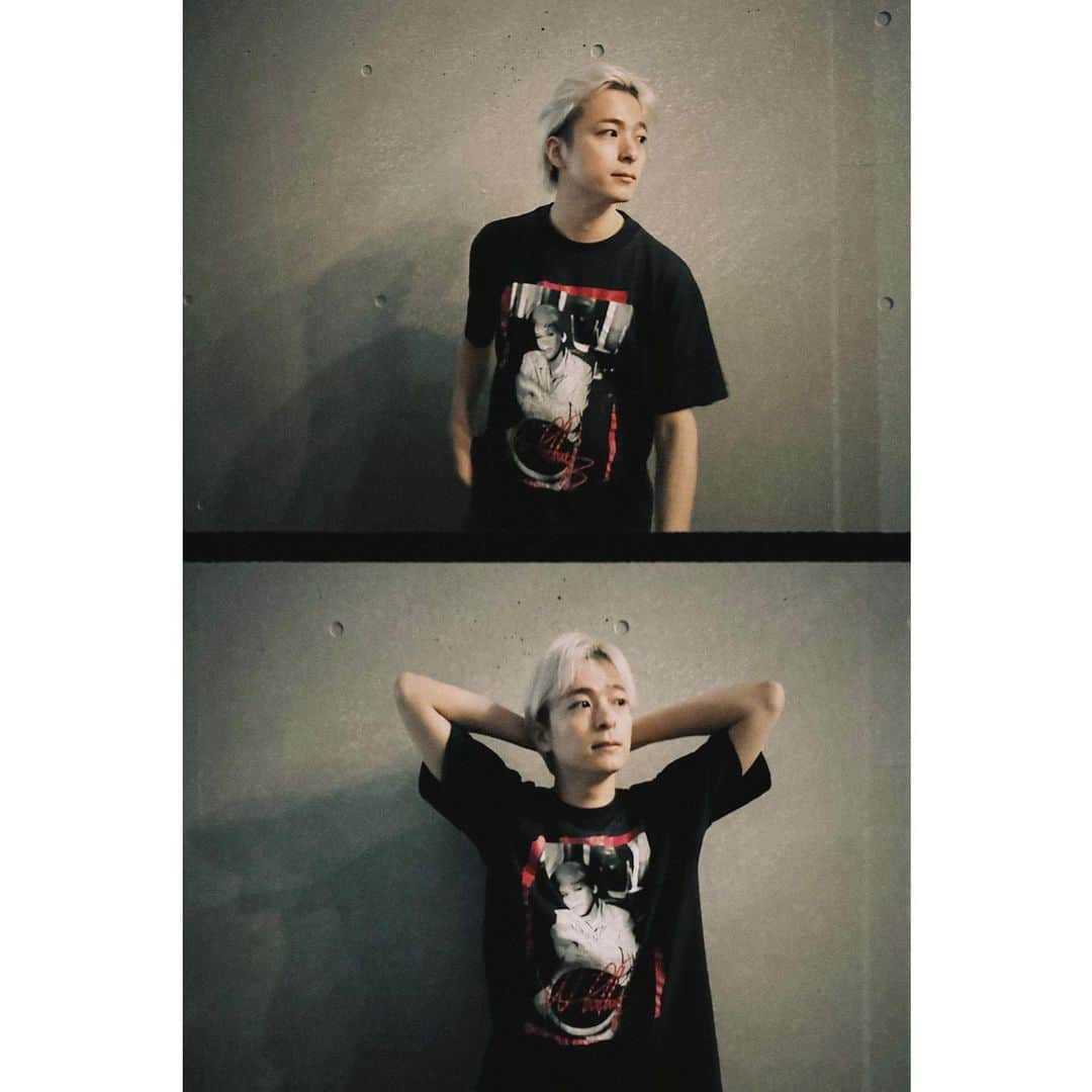 和田颯のインスタグラム：「. 少し前の写真。 このTシャツの雰囲気好きだなー。 T-shirt #90s @whitneyhouston」