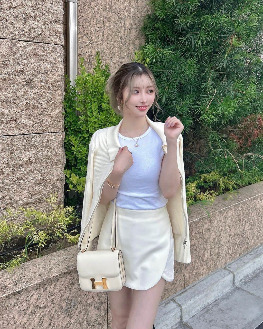 藤咲めいのインスタグラム：「シンプル手抜きコーデ🥵  載せるまでもないんだけどせっかくメイクしたから載せちゃう🫠笑  #hermes #constance #bvlgari」