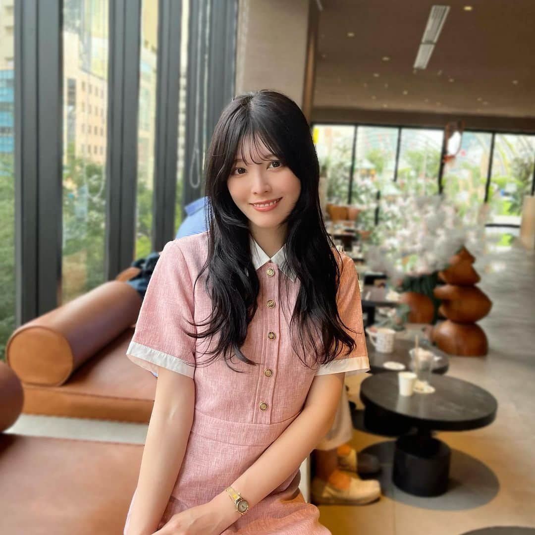 小林玲美のインスタグラム：「. めっちゃゆったりできたカフェ◎  夏はワンピース来たくなる〜襟のデザイン可愛い😽🤍」