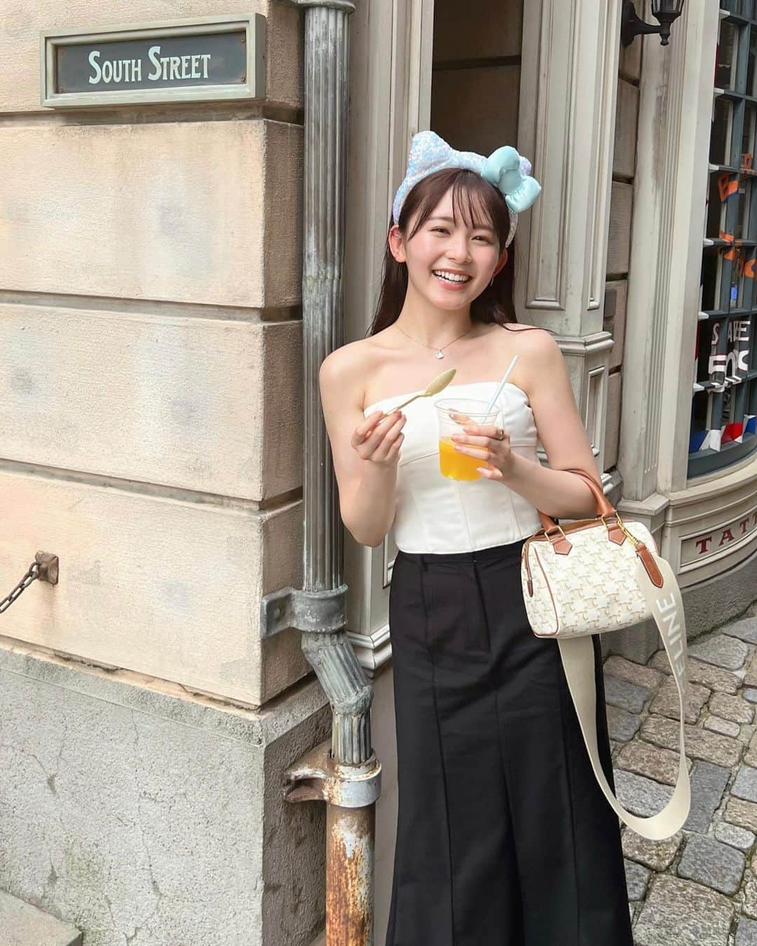 久間田琳加のインスタグラム：「1年ぶりのユニバ〜🐈 お仕事でタイミングがあったので♡ 夏になると関西にご縁があるみたい🥰 このカチューシャ新しく出たみたいで一目惚れしました〜🥹🩵 #USJ #ユニバ」