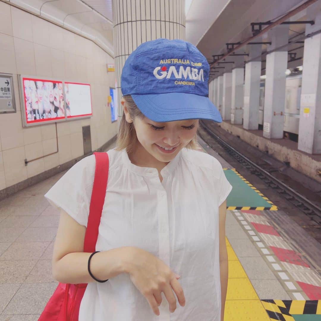 山下まみのインスタグラム：「なんか右手折れてません？  #使い道迷子だった #久々の #ガンバ大阪　帽子。」