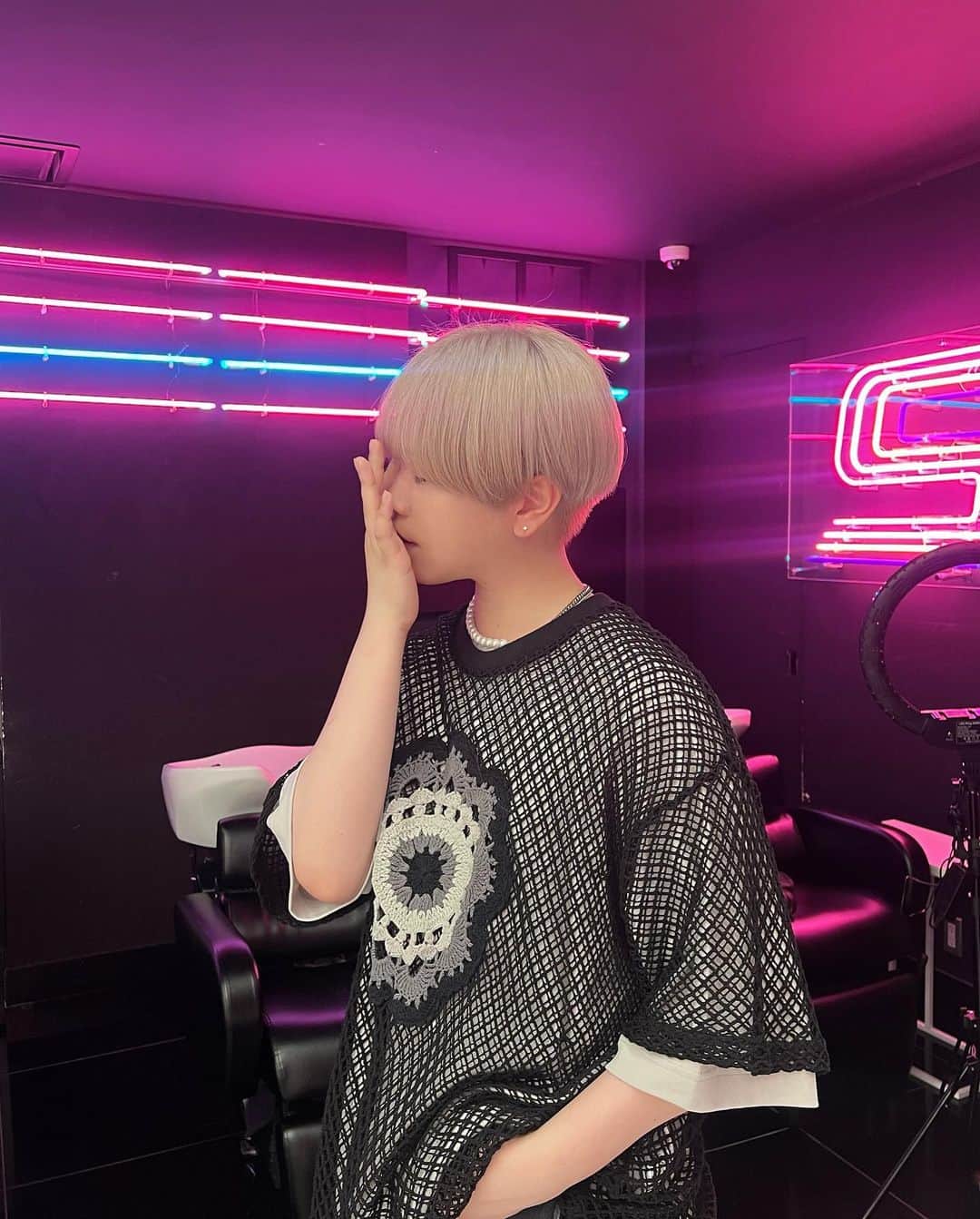 ゆうぴーまんさんのインスタグラム写真 - (ゆうぴーまんInstagram)「髪の毛メンテナンスしてきた🛸 ホワイト系ブロンドカラー最高！  カラーもカットも @__daiwoo2 にお任せしてます🪄 や子とVlogも撮ったよん」7月16日 20時34分 - yu_u_sb