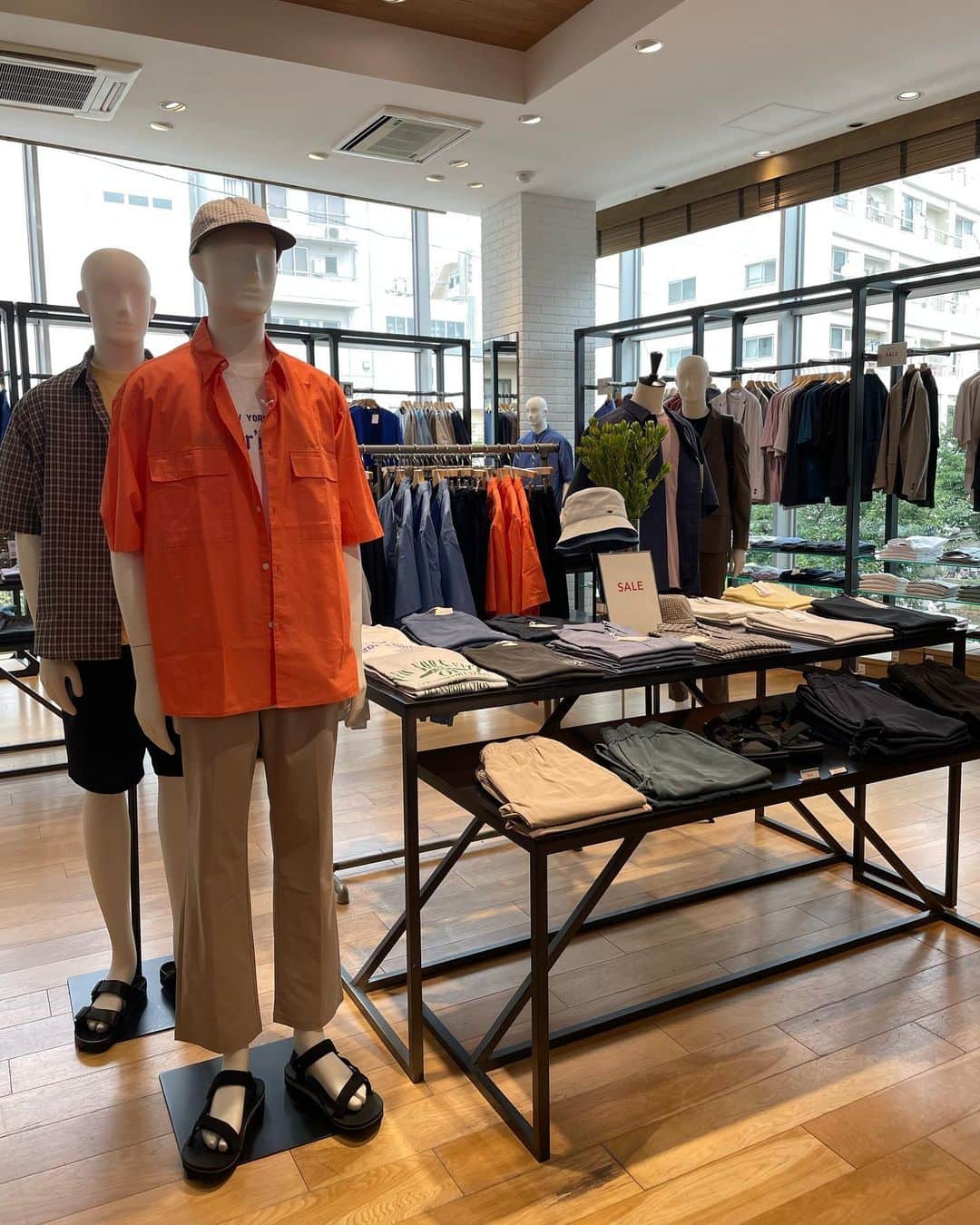 green label relaxing 自由が丘店のインスタグラム：「【MENS】「SALE SPRING / SUMMER 2023」開催中！人気のアイテムから秋まで使えるアイテムなど沢山ご用意しておりますので、ぜひこの機会にお買い物をお楽しみください。  ※在庫状況などご質問等ございましたら、自由が丘店までお問い合わせください。  ■自由が丘店営業時間 11:00〜20:00 ☎︎ 03-5731-8531 　 ■駐車場サービス お買い上げ金額に応じて以下ご利用いただけます。 場所【自由が丘南口有料駐車場】 > ¥5,000(税込)以上　30分チケット1枚 > ¥10,000(税込)以上　　30分チケット2枚  #greenlabelrelaxing  #グリーンレーベルリラクシング #自由が丘 #jiyugaoka #夏コーデ #セール #メンズコーデ」